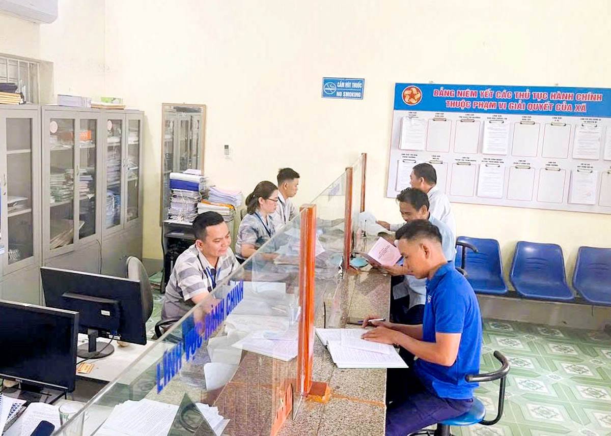 Cán bộ, công chức xã Tân Trịnh (Quang Bình) nỗ lực hoàn thành mọi nhiệm vụ trước thời điểm sáp nhập.
