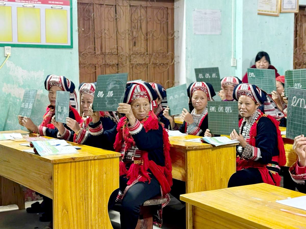 Lớp học xoá mù chữ thôn Đoàn Kết xã Hồ Thầu huyện Hoàng Su Phì.