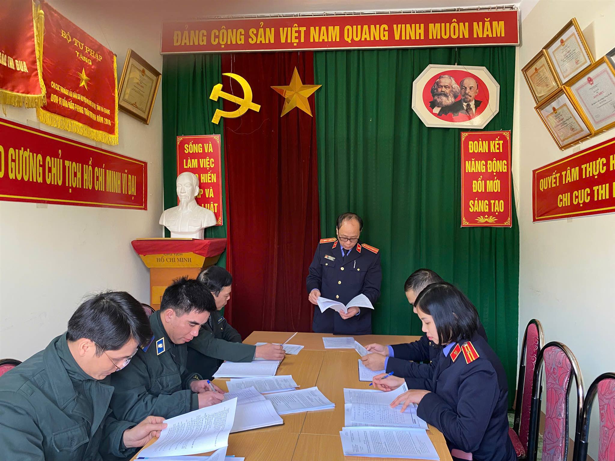 Viện KSND huyện Hoàng Su Phì trực tiếp kiểm sát hoạt động thi hành án dân sự năm 2025; Phúc tra việc thực hiện kiến nghị Kết luận trực tiếp kiểm sát năm 2024 tại Chi cục thi hành án dân sự huyện huyện Hoàng Su Phì.