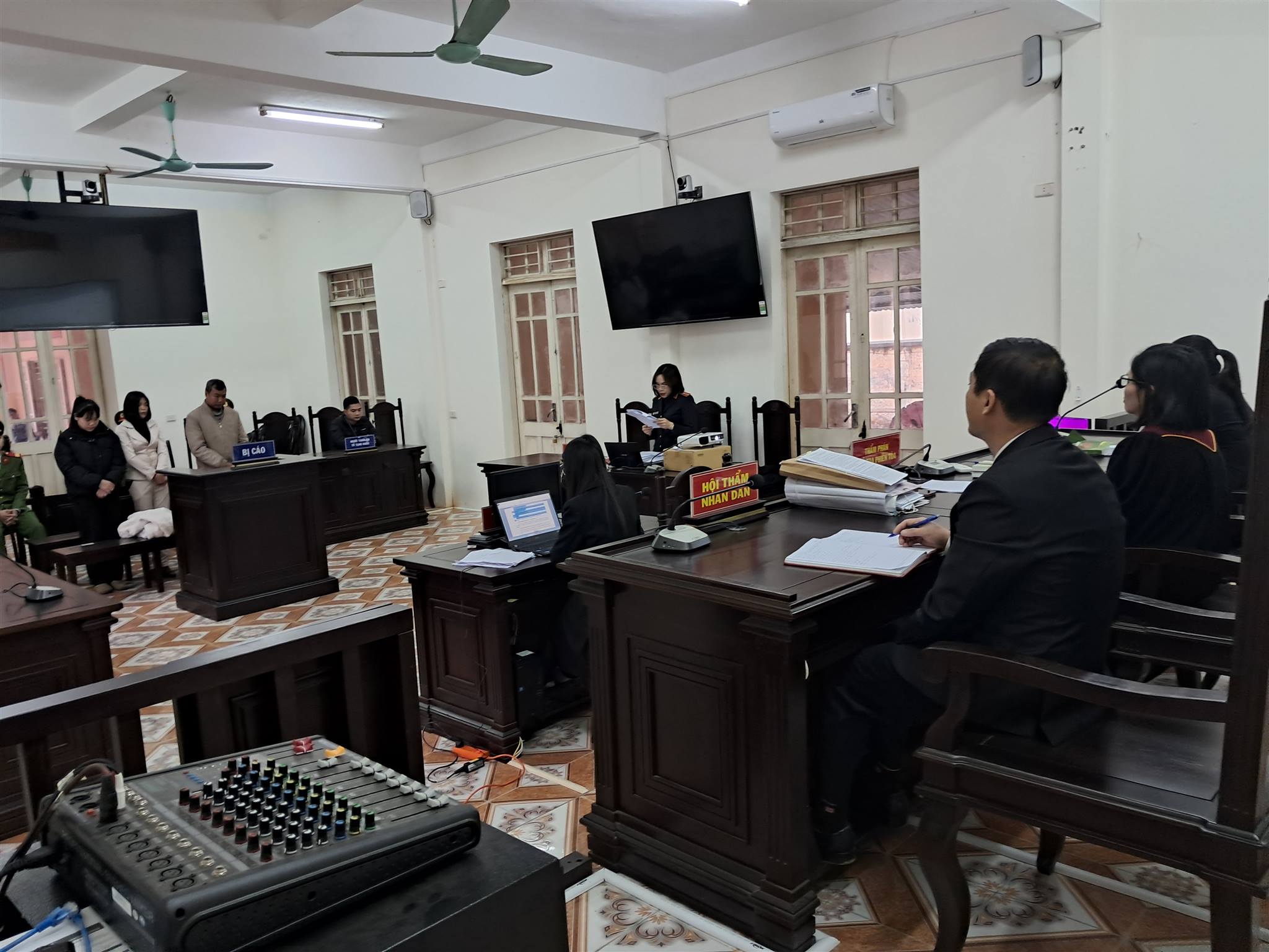 Viện kiểm sát nhân dân huyện Quang Bình phối hợp với Toà án nhân dân huyện Quang Bình tổ chức phiên toà rút kinh nghiệm, số hoá hồ sơ vụ án Đánh bạc bằng hình thức mua, bán số lô, số đề trái phép