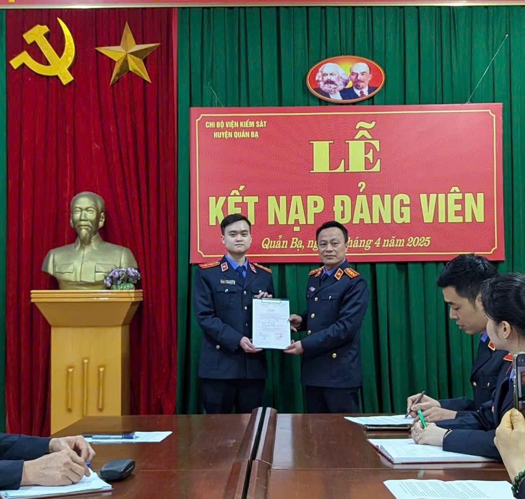 Chi bộ Viện Kiểm sát nhân dân huyện Quản Bạ tổ chức Lễ kết nạp Đảng viên mới