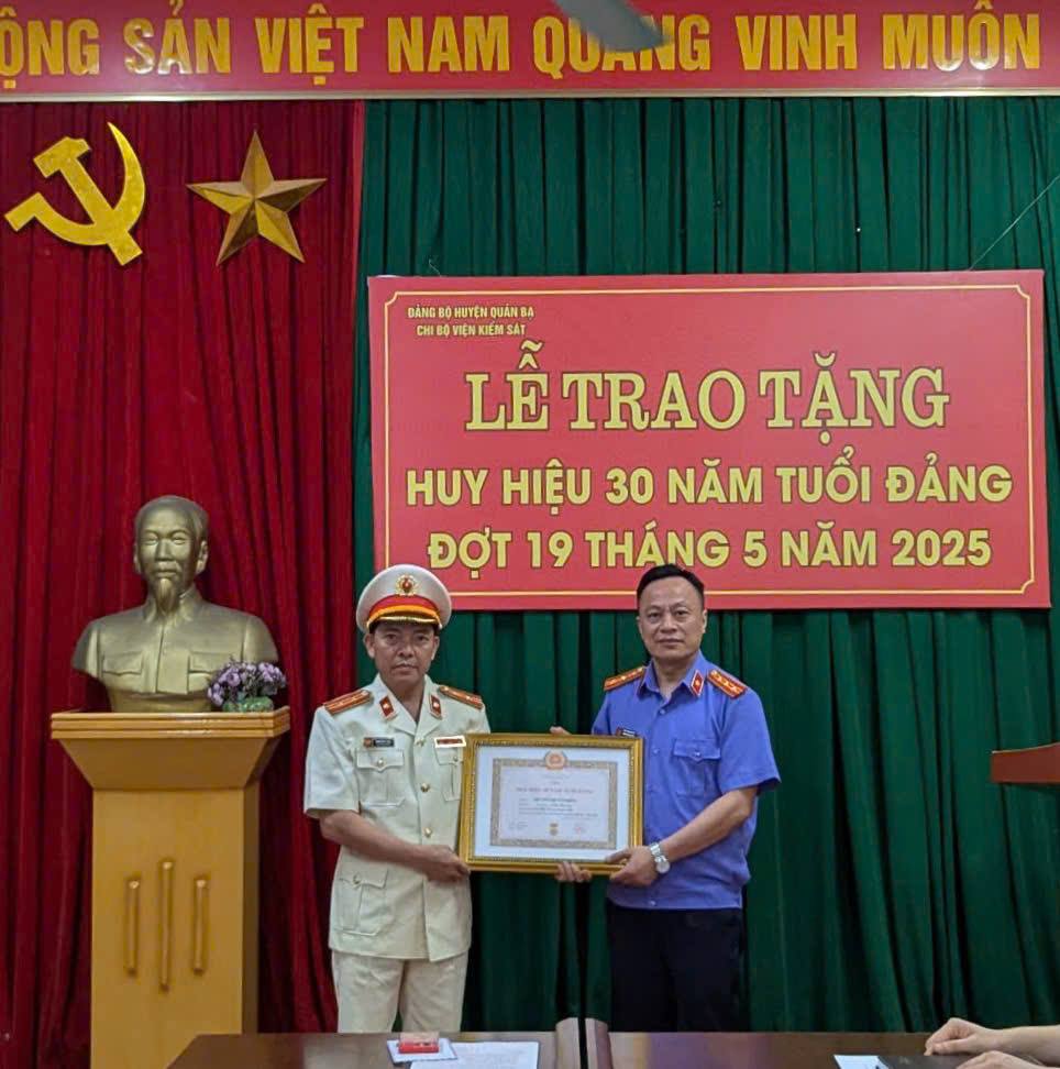 Chi bộ Viện Kiểm sát nhân dân huyện Quản Bạ tổ chức Lễ trao tặng Huy hiệu 30 năm tuổi Đảng