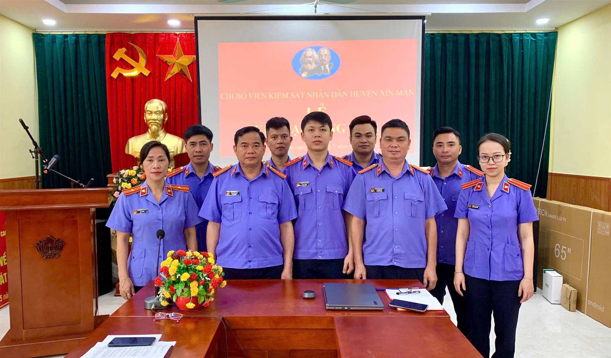 Chi bộ Viện Kiểm sát nhân dân huyện Xín Mần tổ chức Lễ kết nạp Đảng viên mới  