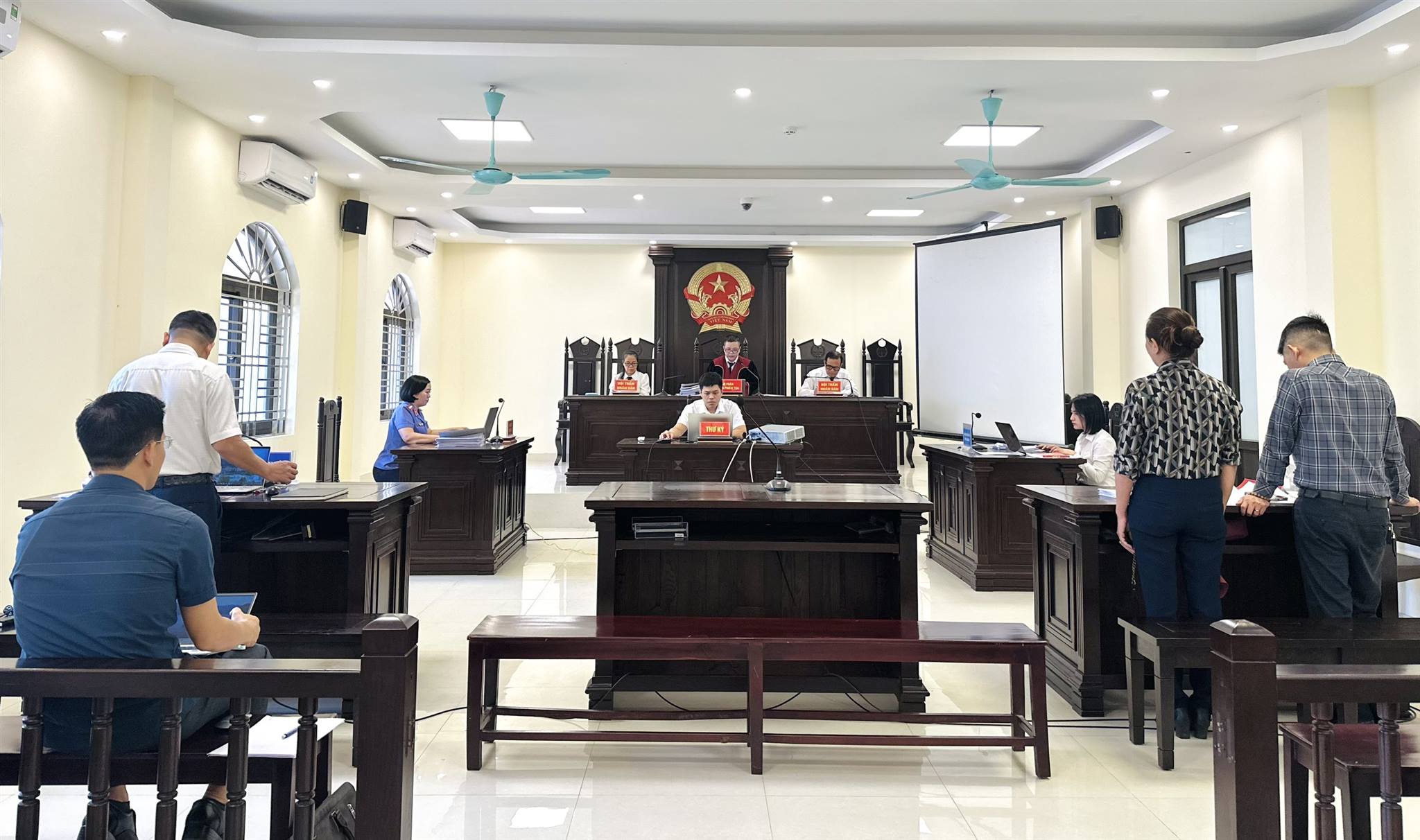 Viện kiểm sát nhân dân tỉnh Hà Giang phối hợp với Tòa án nhân dân tỉnh tổ chức phiên tòa rút kinh nghiệm vụ án hành chính liên quan đến thu hồi đất làm dự án cao tốc Tuyên Quang - Hà Giang (giai đoạn 1), đoạn qua tỉnh Hà Giang.