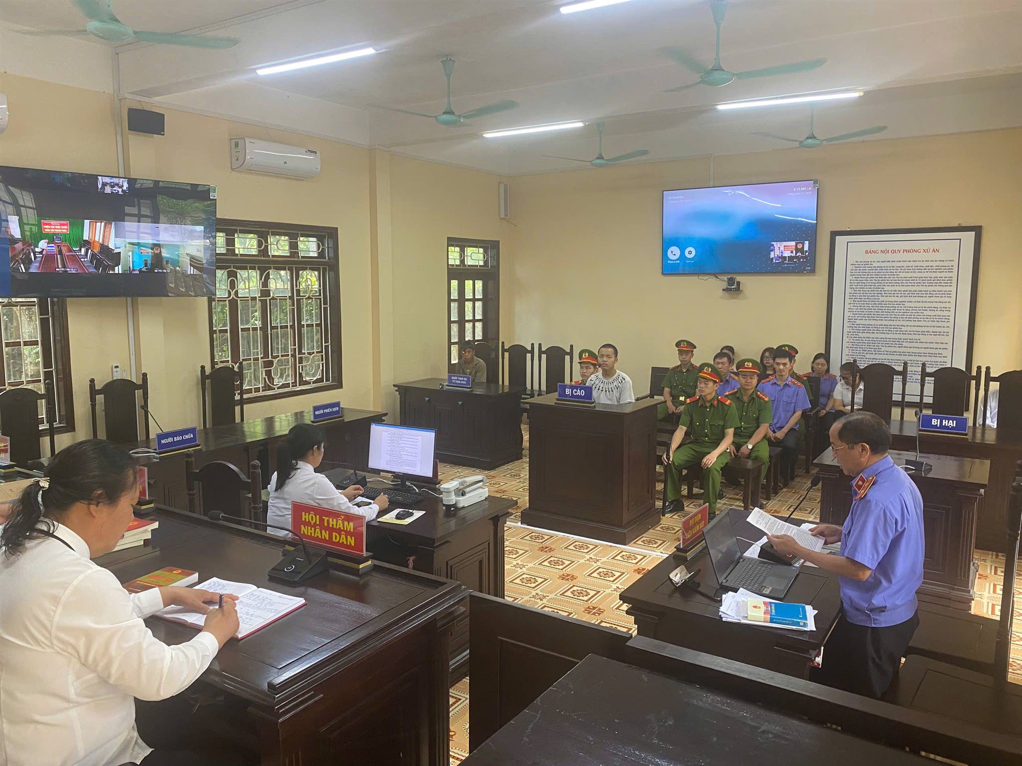 Viện Kiểm sát nhân dân huyện Quản Bạ phối hợp cùng Toà án nhân dân cùng cấp tổ chức phiên toà rút kinh nghiệm