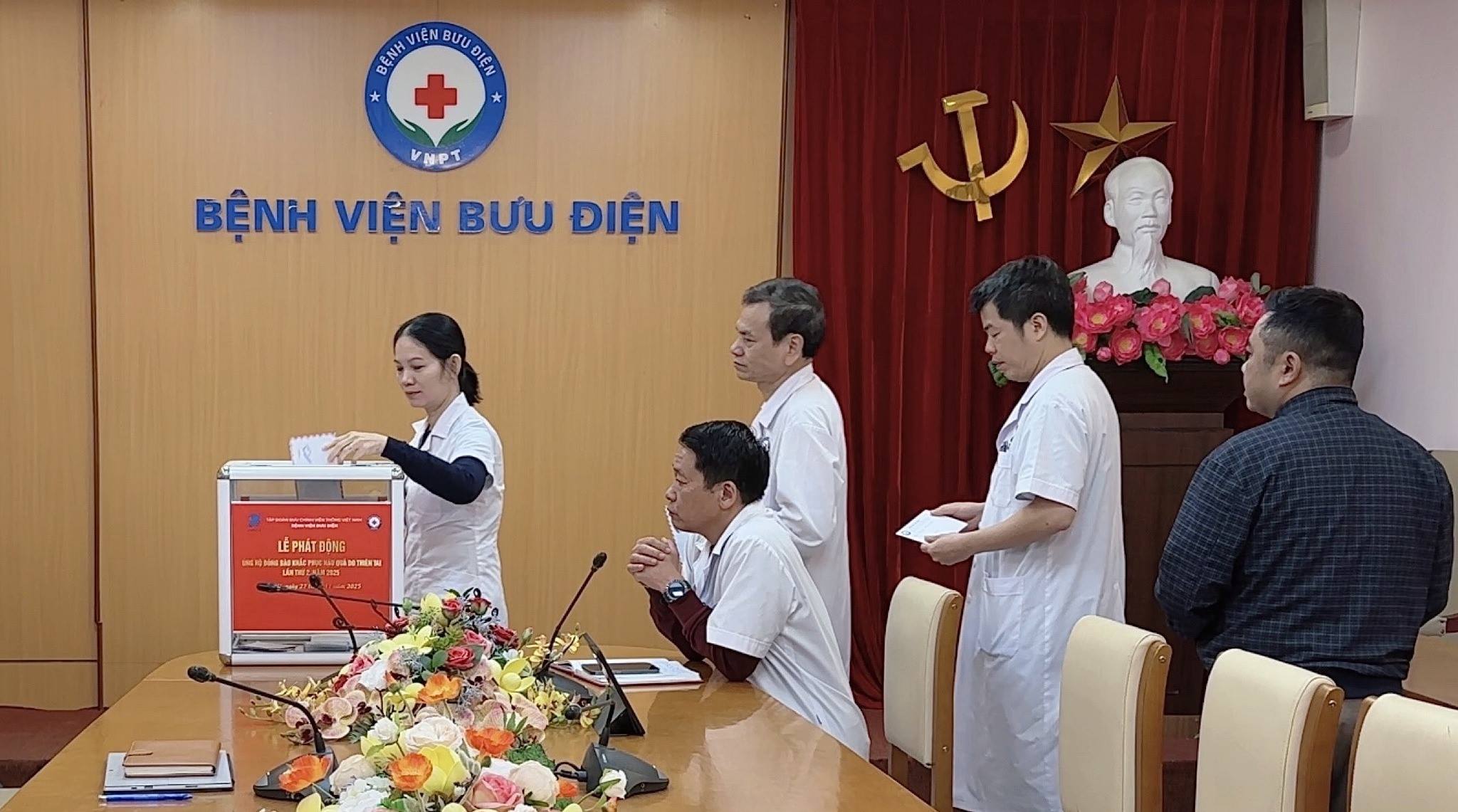 BỆNH VIỆN BƯU ĐIỆN TIẾP TỤC ỦNG HỘ ĐỒNG BÀO BỊ ẢNH HƯỞNG BỞI BÃO LŨ, THIÊN TAI GẦN 300 TRIỆU ĐỒNG