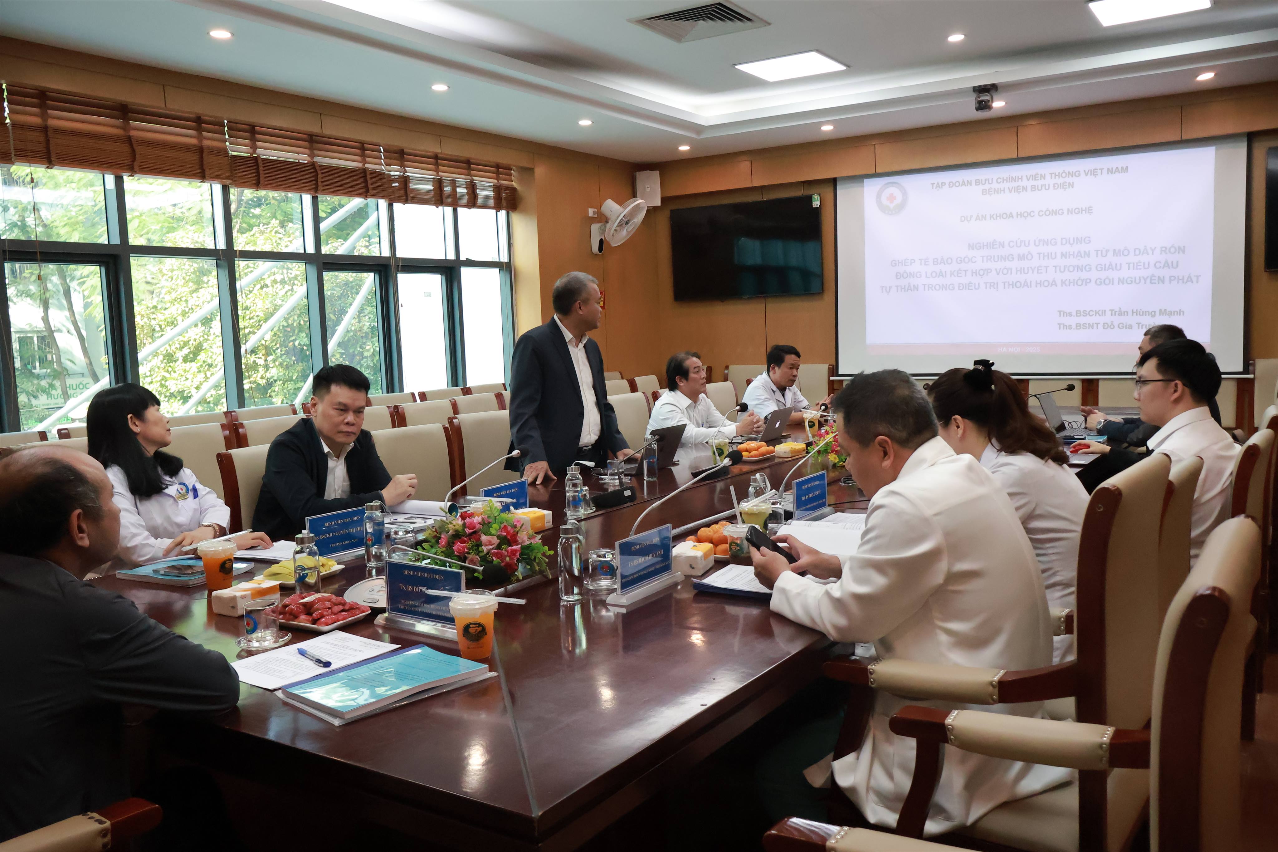 ĐẨY MẠNH NGHIÊN CỨU KHOA HỌC, ỨNG DỤNG KỸ THUẬT, CÔNG NGHỆ MỚI NÂNG CAO CHẤT LƯỢNG KHÁM CHỮA BỆNH