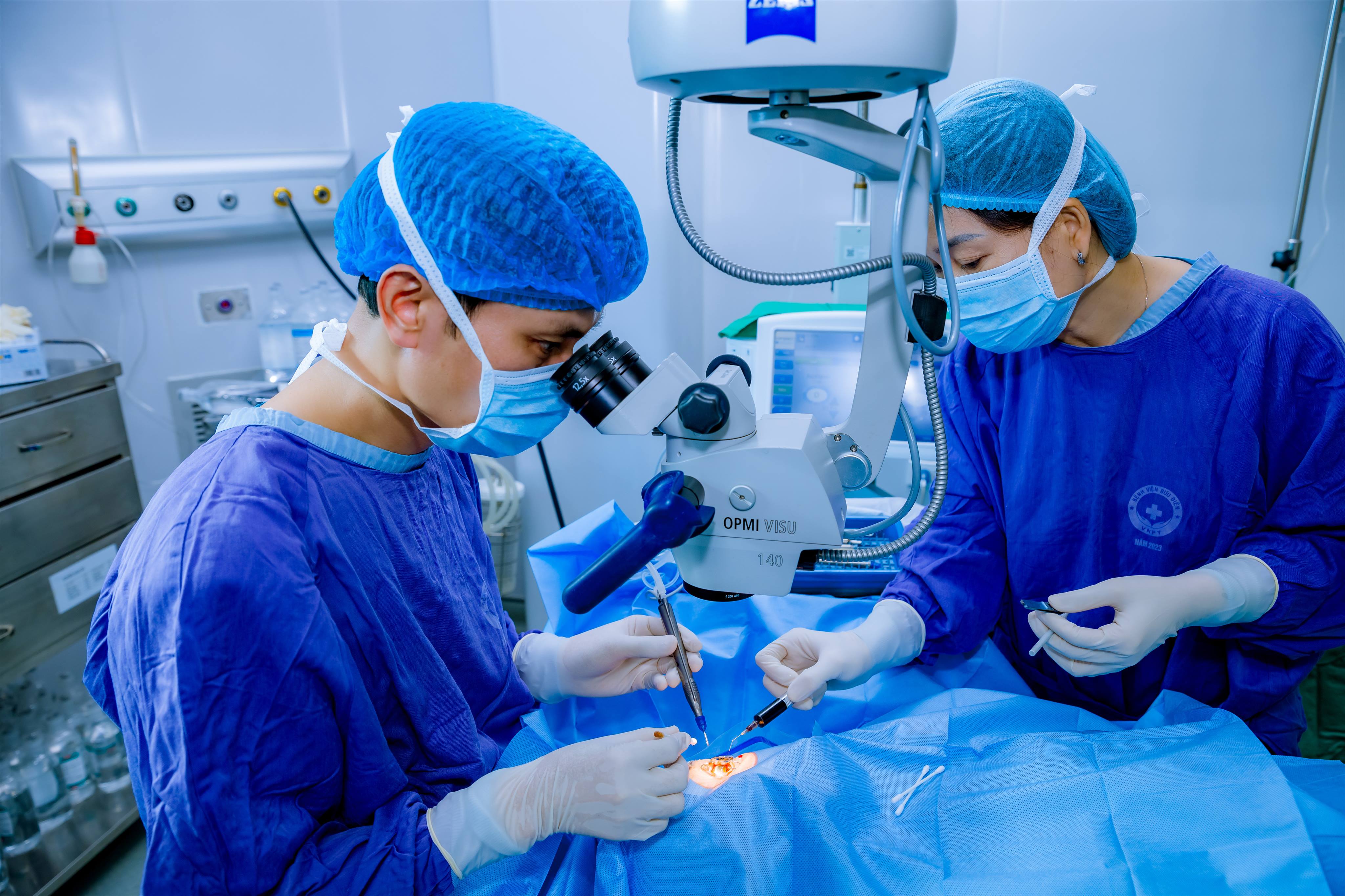 NÂNG CAO CHẤT LƯỢNG THỊ GIÁC BẰNG PHẪU THUẬT PHACO KHÚC XẠ ĐẶT THỦY TINH THỂ NHÂN TẠO CAO CẤP TẠI KHOA MẮT BỆNH VIỆN BƯU ĐIỆN