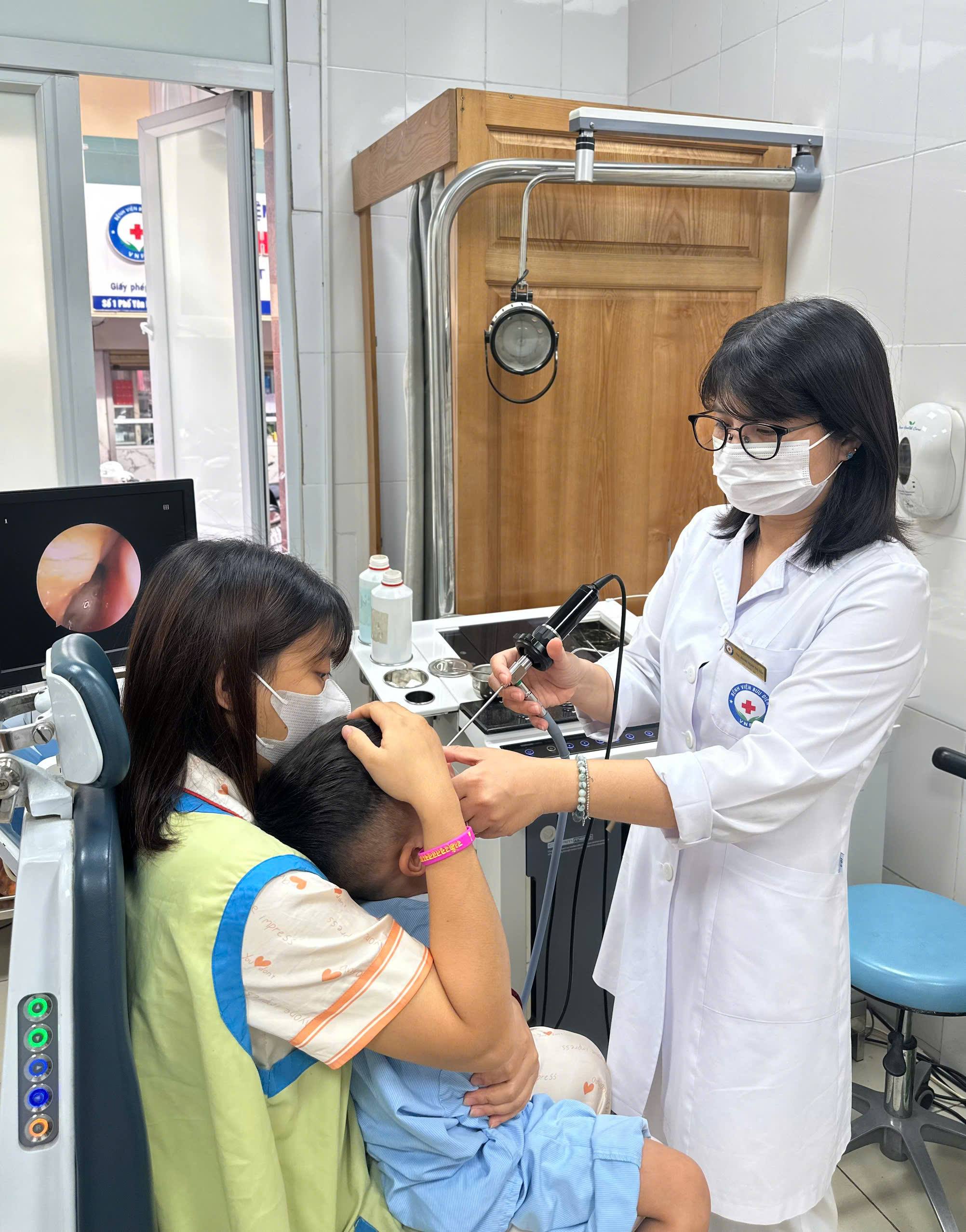 TỒN TẠI HƠN 2 THÁNG TRONG MŨI - DỊ VẬT KHIẾN BÉ 3 TUỔI VIÊM MŨI XOANG NGHIÊM TRỌNG