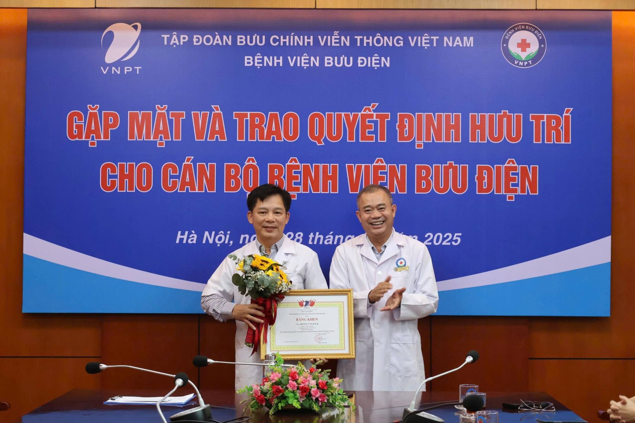 TRAO QUYẾT ĐỊNH HƯU TRÍ CHO CÁN BỘ BỆNH VIỆN BƯU ĐIỆN