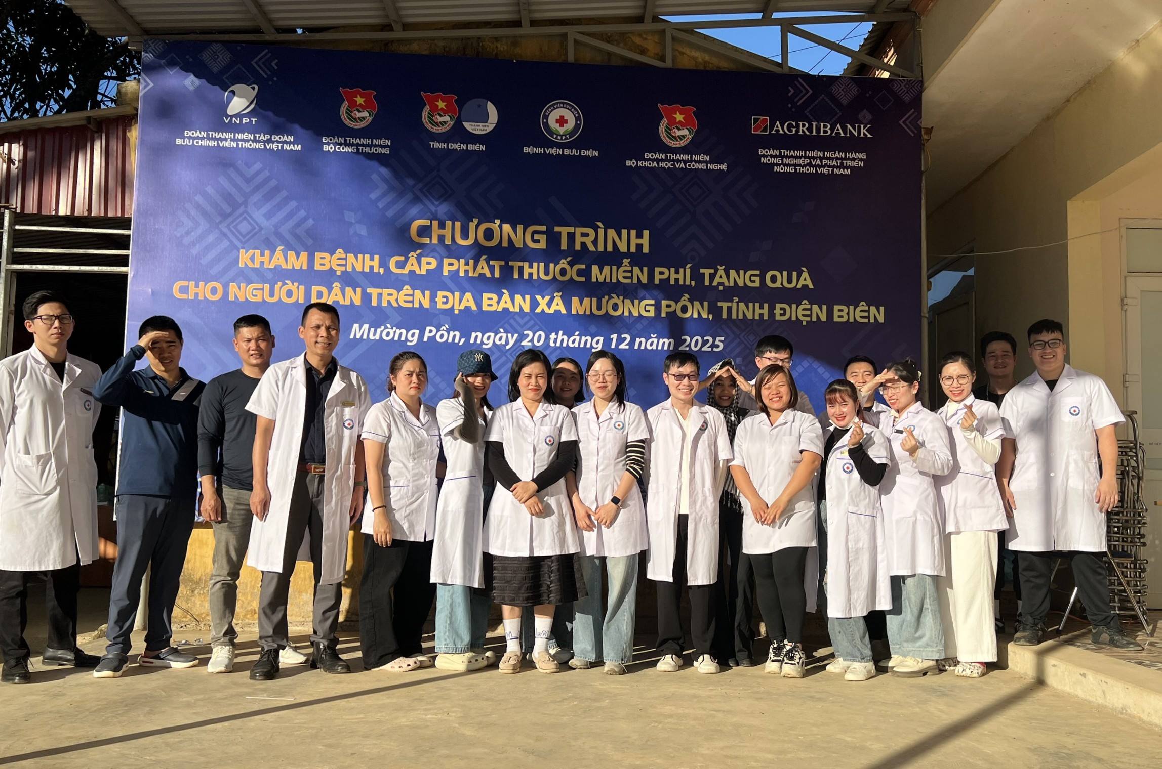 KHÁM, CẤP PHÁT THUỐC MIỄN PHÍ CHO NGƯỜI DÂN XÃ MƯỜNG PỒN, TỈNH ĐIỆN BIÊN