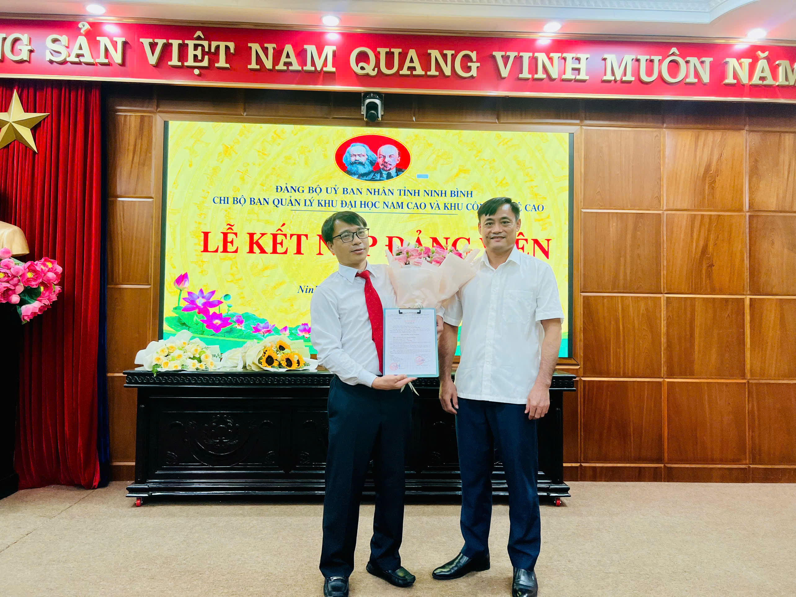 Lễ kết nạp đảng viên tại Chi bộ Ban Quản lý Khu Đại học Nam Cao và Khu Công nghệ cao tỉnh Dubai Palace