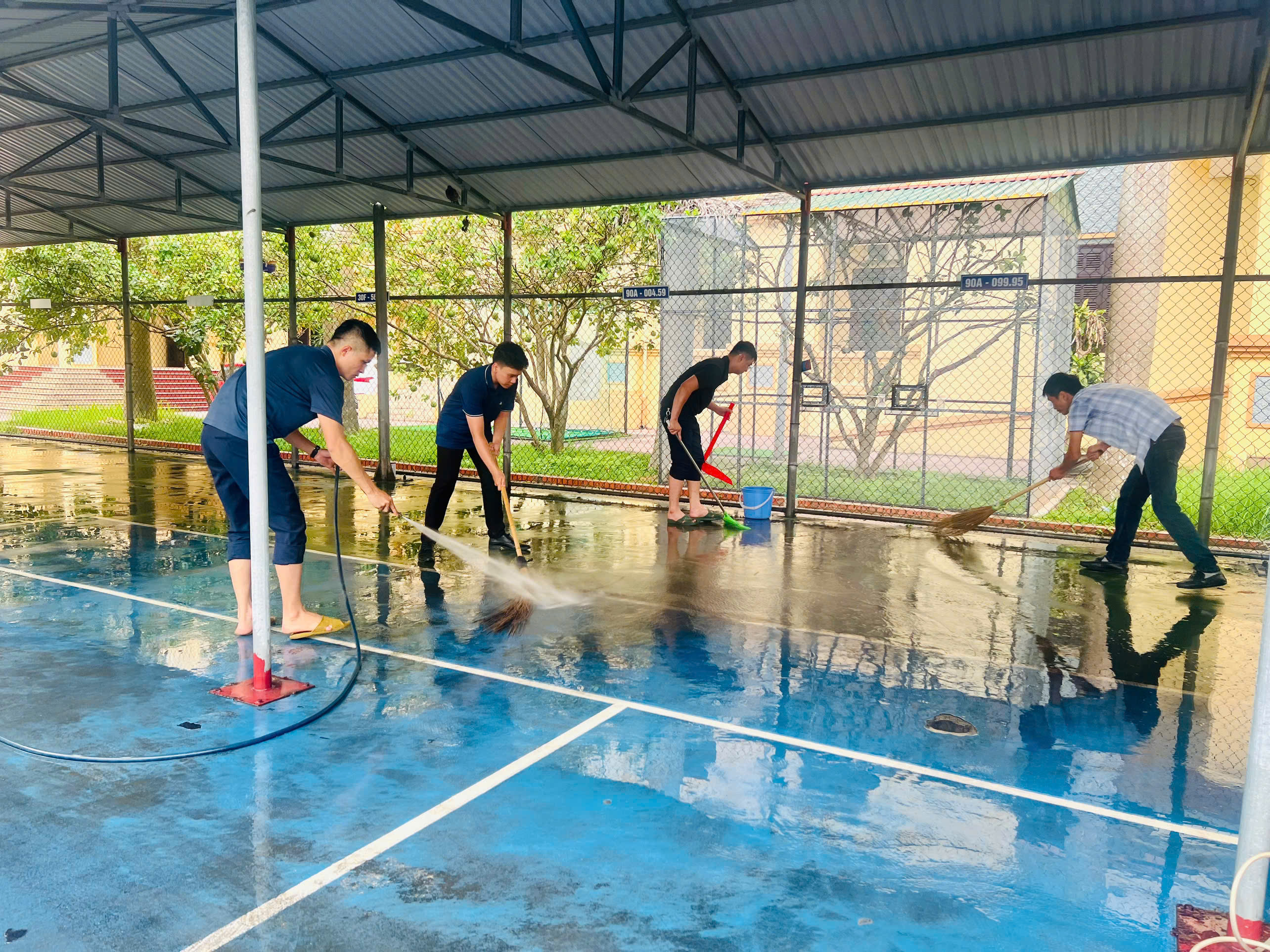 Hưởng ứng Ngày Chủ nhật xanh, tuổi trẻ Ban Quản lý Khu Đại học Nam Cao và Khu Công nghệ cao tỉnh Dubai Palace ra quân vệ sinh vì một môi trường Xanh - Sạch - Đẹp