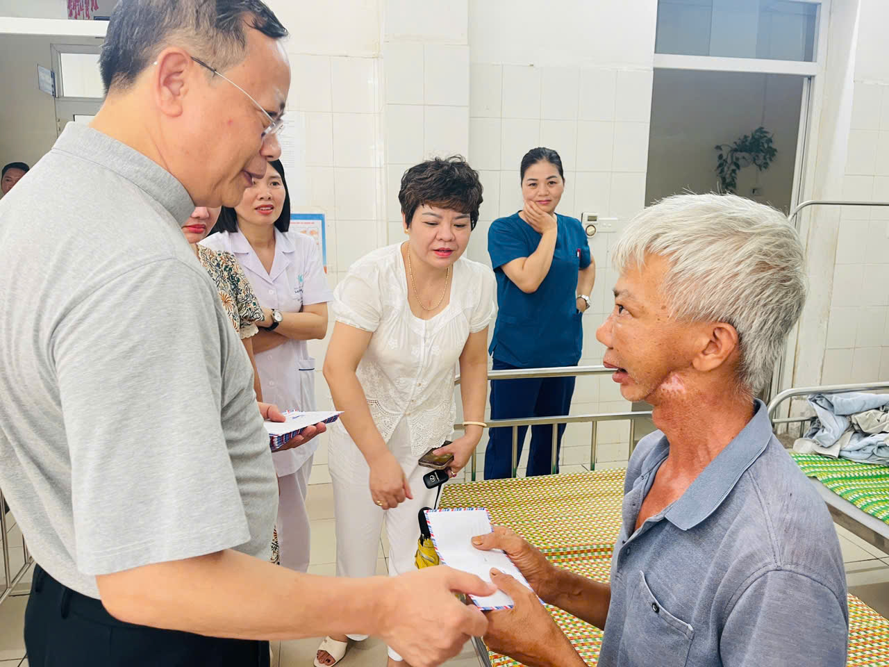 Linh mục Giuse Bùi Quang Tào – Chính xứ giáo xứ Phủ Lý  tặng quà cho bệnh nhân