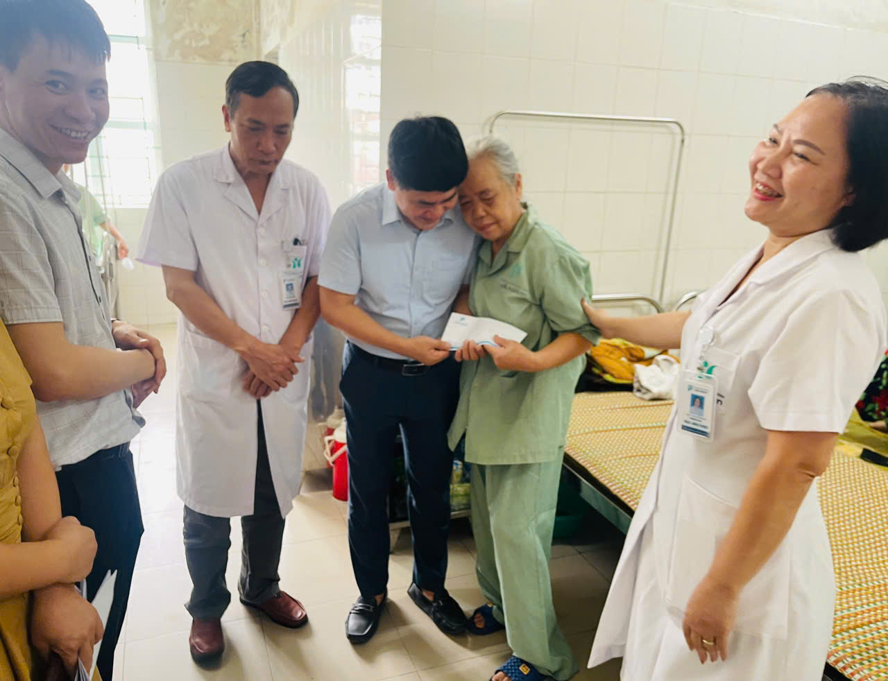 Lãnh đạo Bệnh viện Đa khoa Hà Nam thăm hỏi, tặng quà 