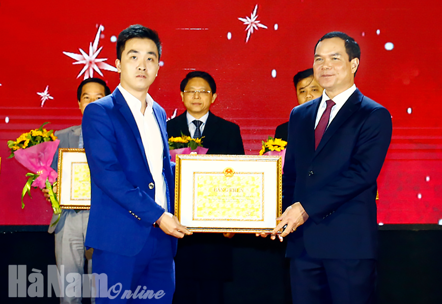 bi_thu_trao-21_53_25_568 (3).png