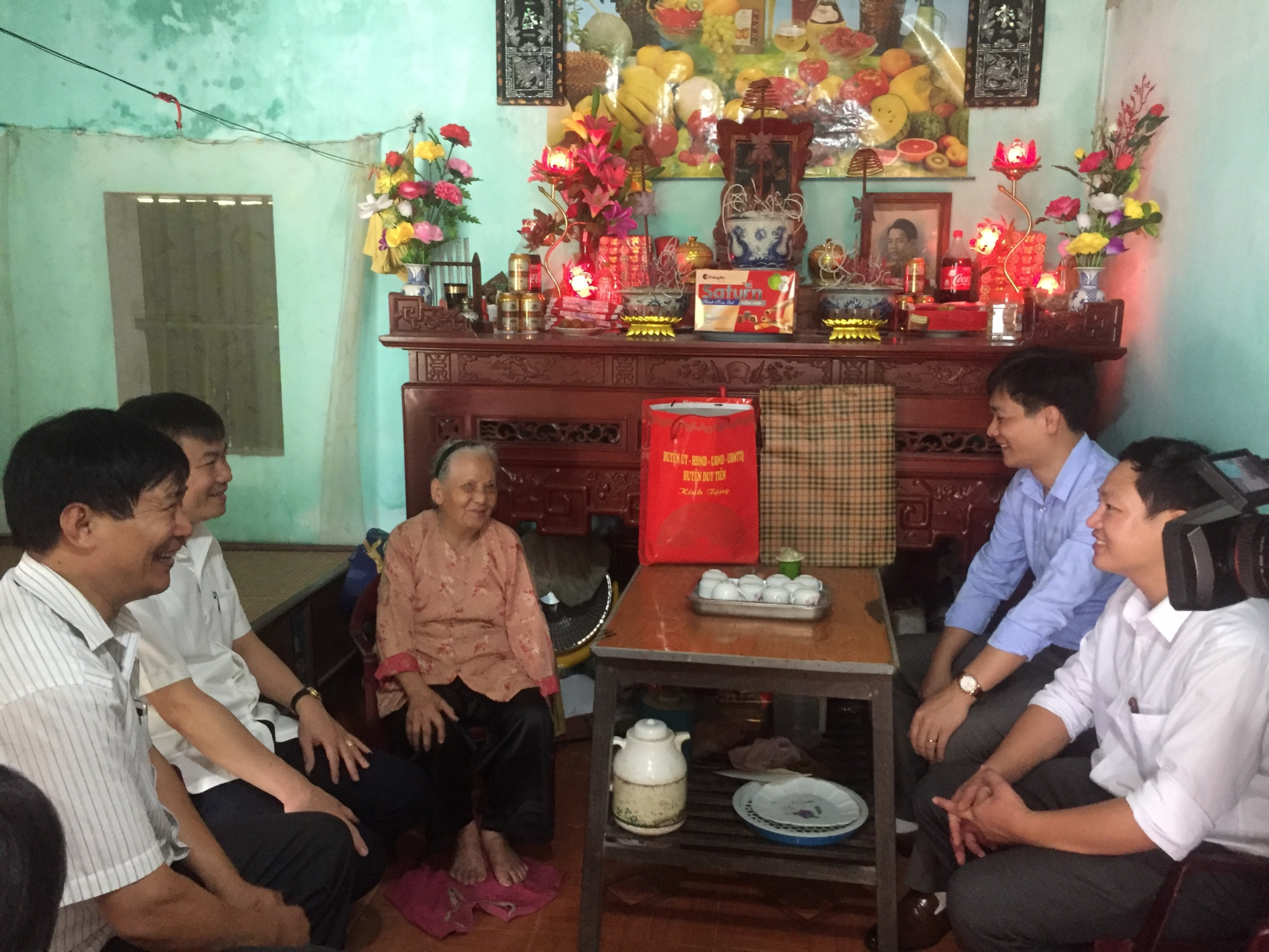 Lãnh đạo Ban quản lý Khu Đại học Nam Cao tỉnh Hà Nam thăm, tặng quà Mẹ Việt Nam anh hùng và các thương bệnh binh, gia đình người có công với cách mạng