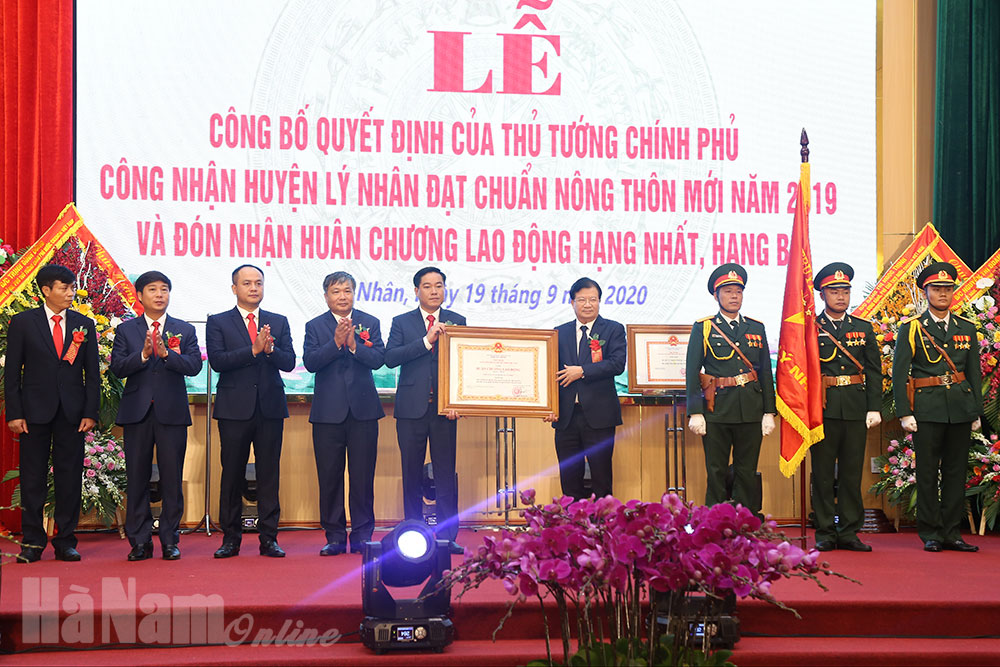 Lý Nhân đón nhận Bằng công nhận đạt chuẩn NTM và Huân chương lao động hạng Nhất hạng Ba
