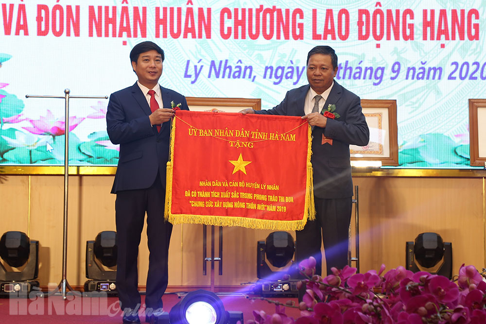 Lý Nhân đón nhận Bằng công nhận đạt chuẩn NTM và Huân chương lao động hạng Nhất hạng Ba
