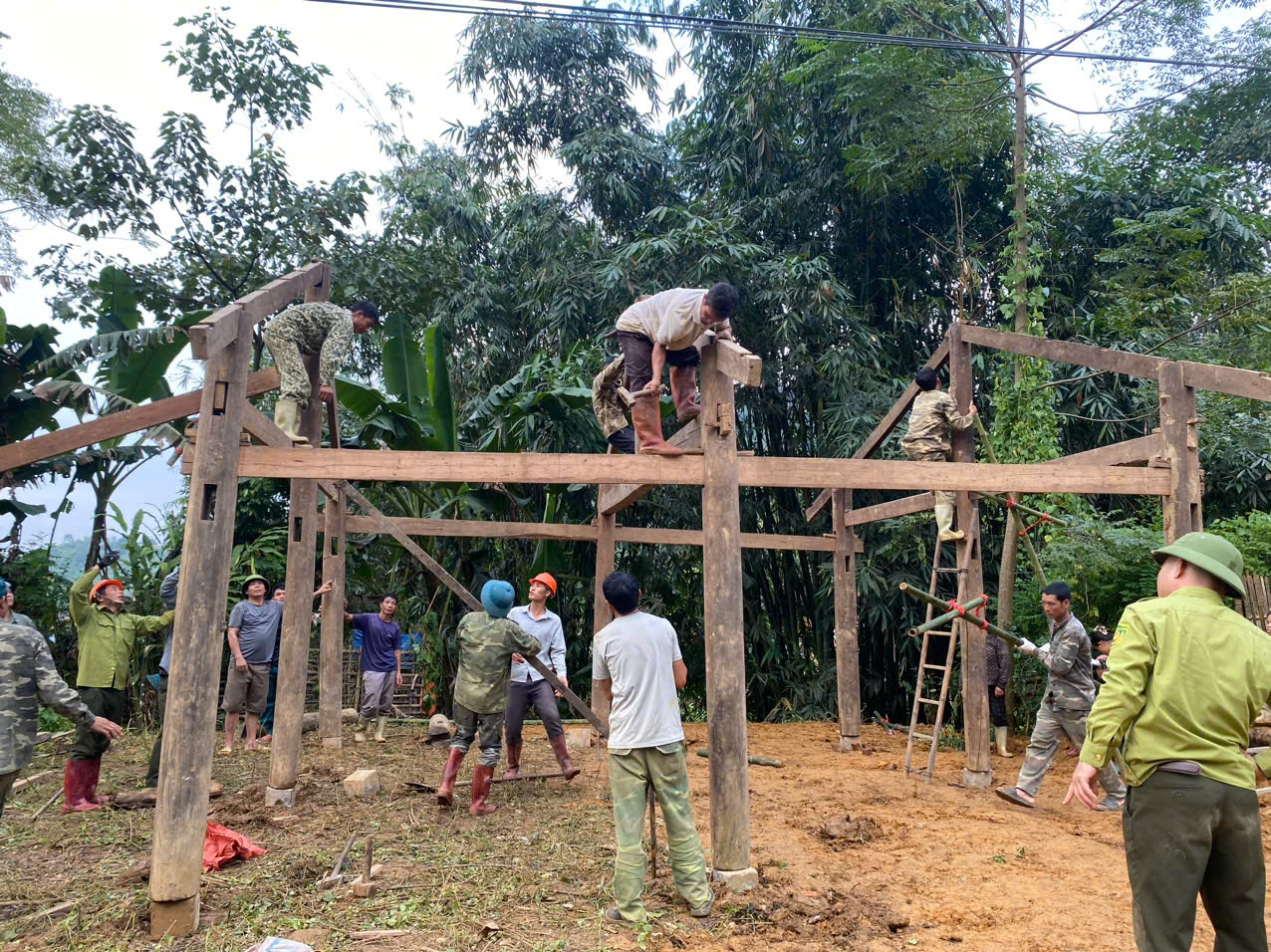 Khu BTTN Hoàng Liên Văn Bàn tích cực hỗ trợ công tác tìm kiếm cứu nạn, giúp nhân dân khắc phục hậu quả do hoàn lưu bão số 10 gây ra