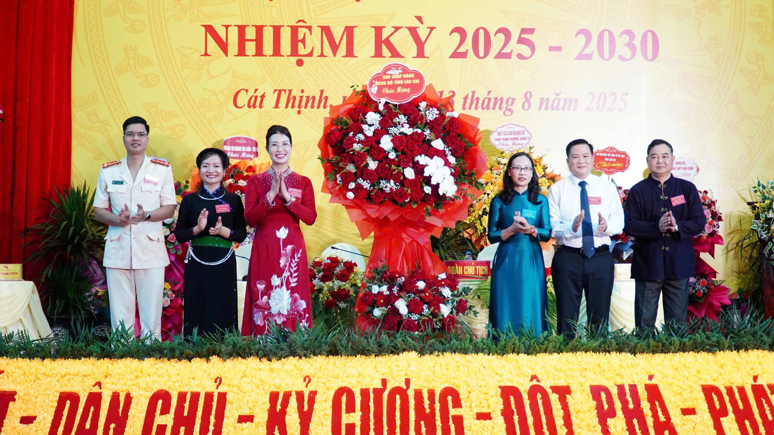 Đồng chí Lê Thị Hồng Vân, Ủy viên BCH Đảng bộ tỉnh, Trưởng Ban Văn hóa – Xã hội HĐND tỉnh dự và chỉ đạo Đại hội đại biểu Đảng bộ xã Cát Thịnh lần thứ I, nhiệm kỳ 2025-2030