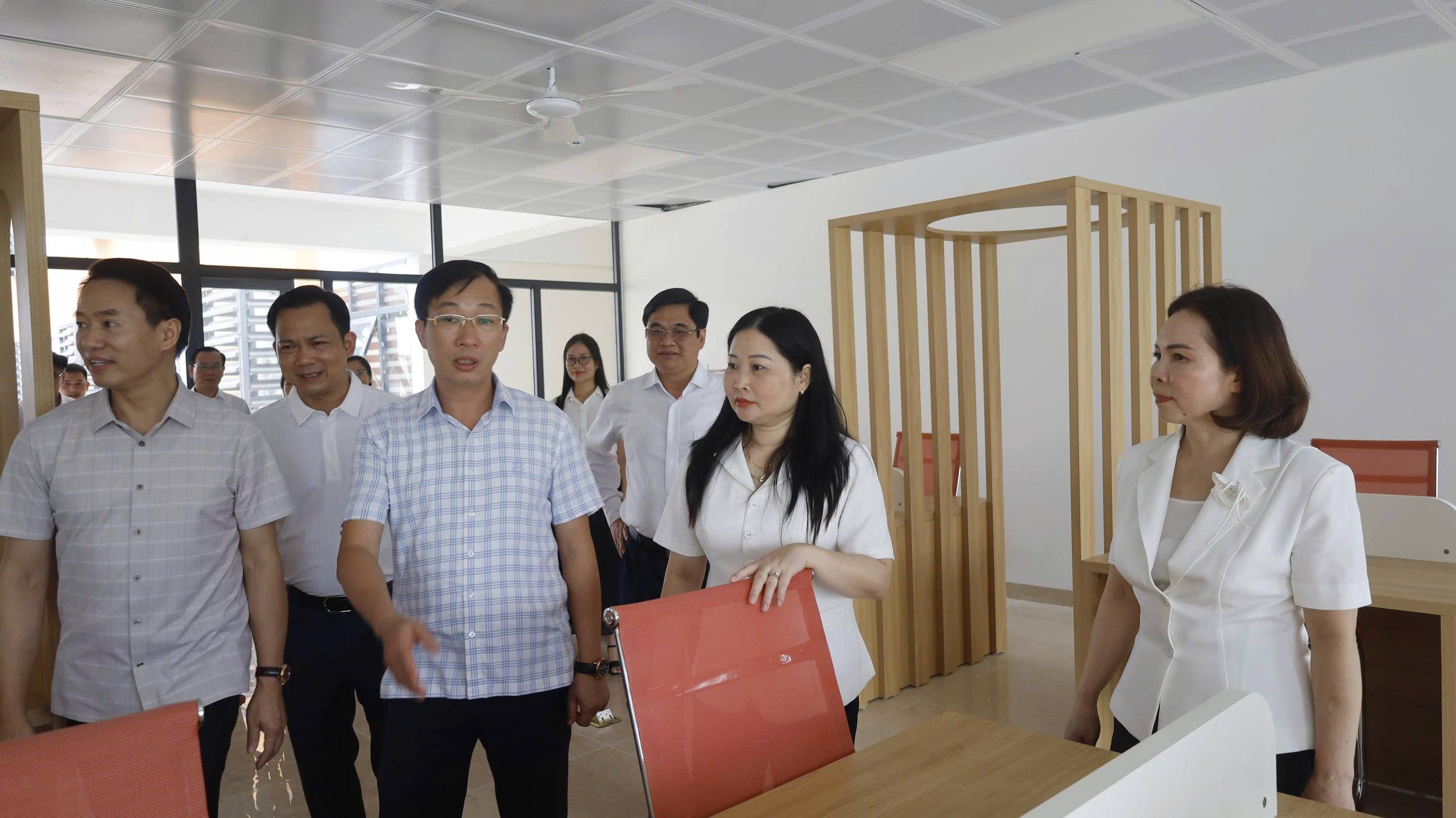 Phó Chủ tịch UBND tỉnh Vũ Thị HIền Hạnh thăm, kiểm tra tại một số trường học trên địa bàn các phường Lào Cai, Cam Đường