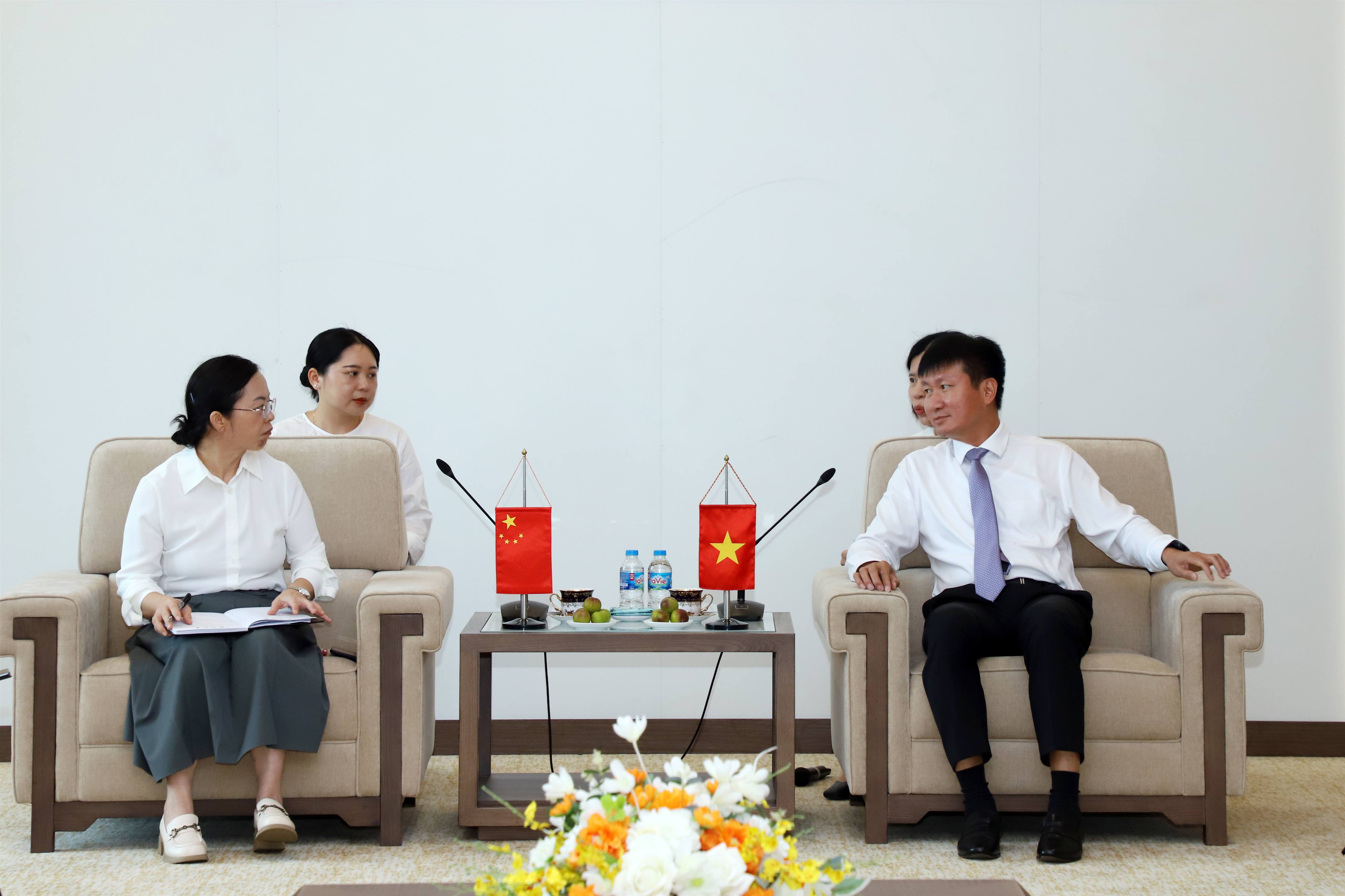 Chủ tịch UBND tỉnh Trần Huy Tuấn tiếp xã giao đoàn đại biểu huyện Hà Khẩu, châu Hồng Hà, tỉnh Vân Nam, Trung Quốc