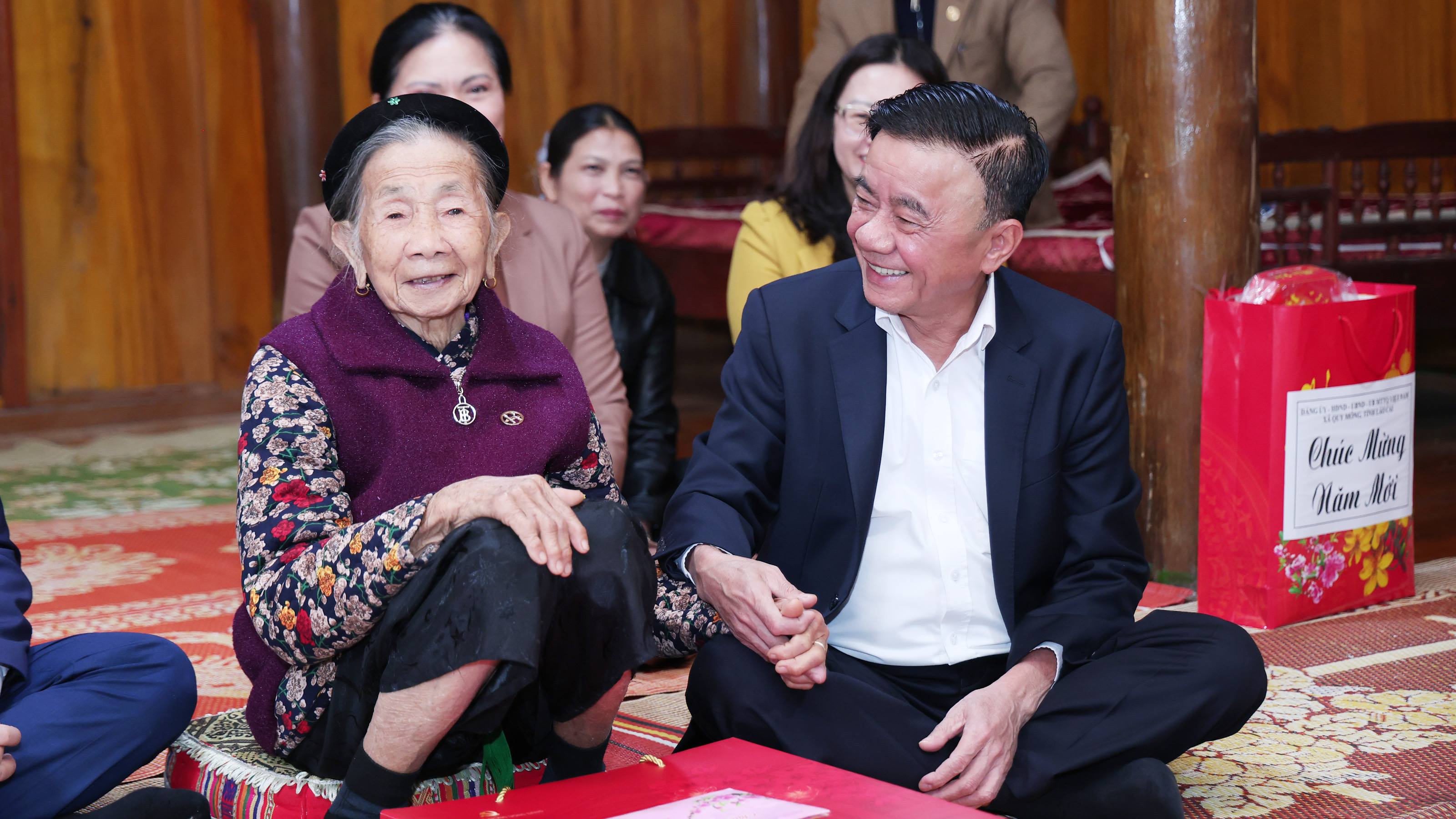 Thường trực Ban Bí thư Trần Cẩm Tú thăm, chúc tết Mẹ Việt Nam Anh hùng, gia đình chính sách và các đối tượng Bảo trợ Xã hội tỉnh Lào Cai