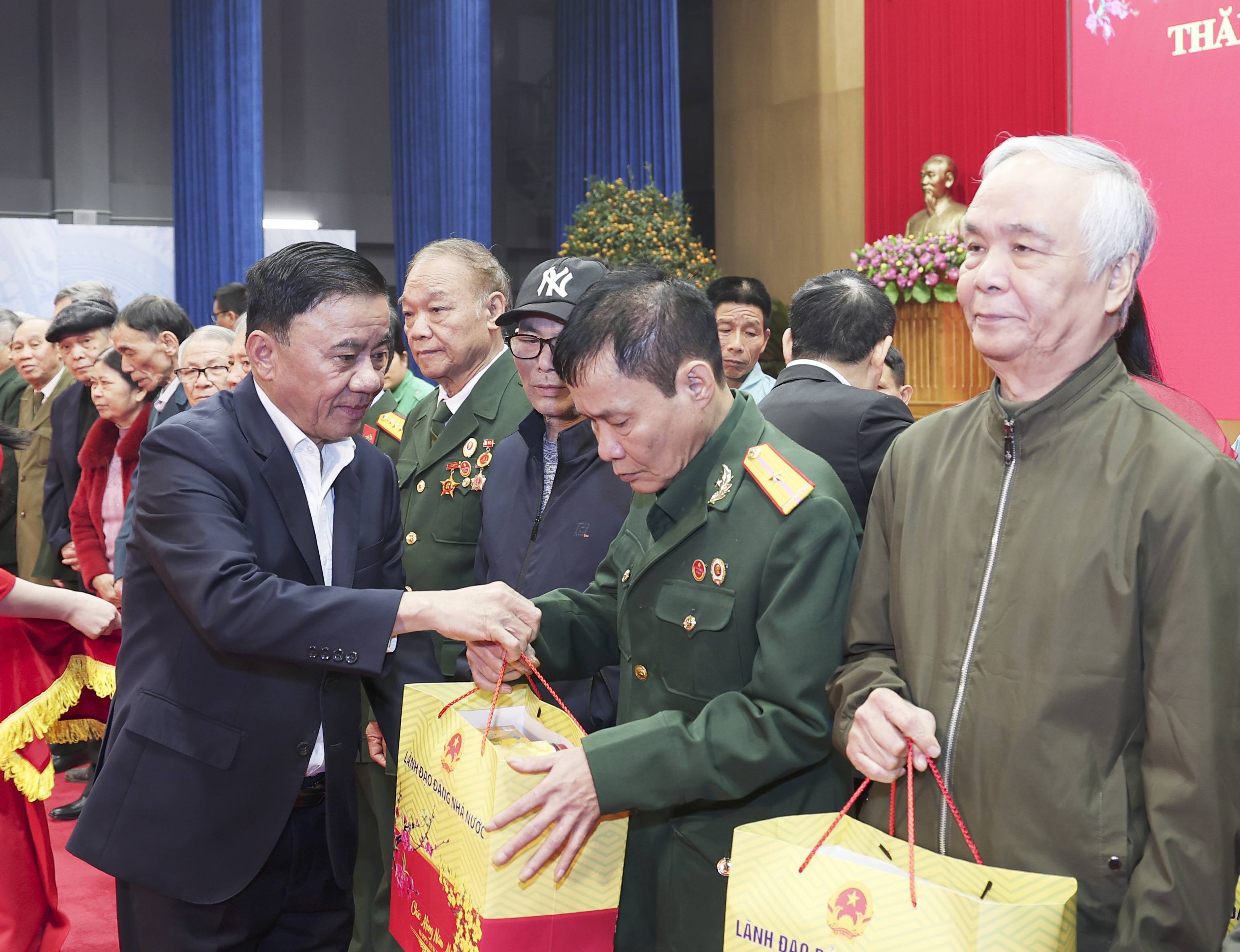 Đồng chí Trần Cẩm Tú - Ủy viên Bộ Chính trị, Thường trực Ban Bí thư chúc Tết Đảng bộ, chính quyền, lực lượng vũ trang và Nhân dân các dân tộc tỉnh Lào Cai