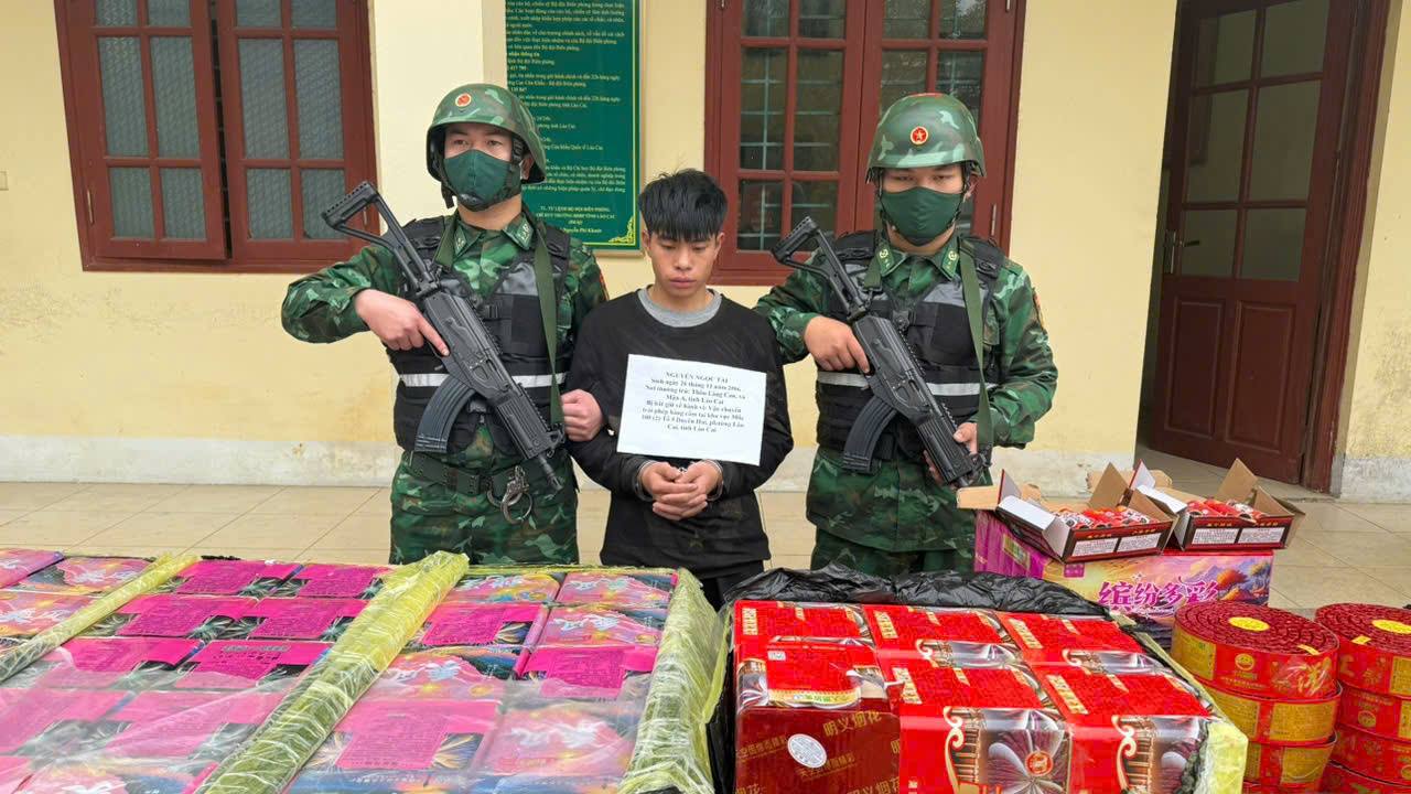 Đồn Biên phòng Cửa khẩu Quốc tế Lào Cai Bắt đối tượng vận chuyển 1,5 tạ pháo qua biên giới