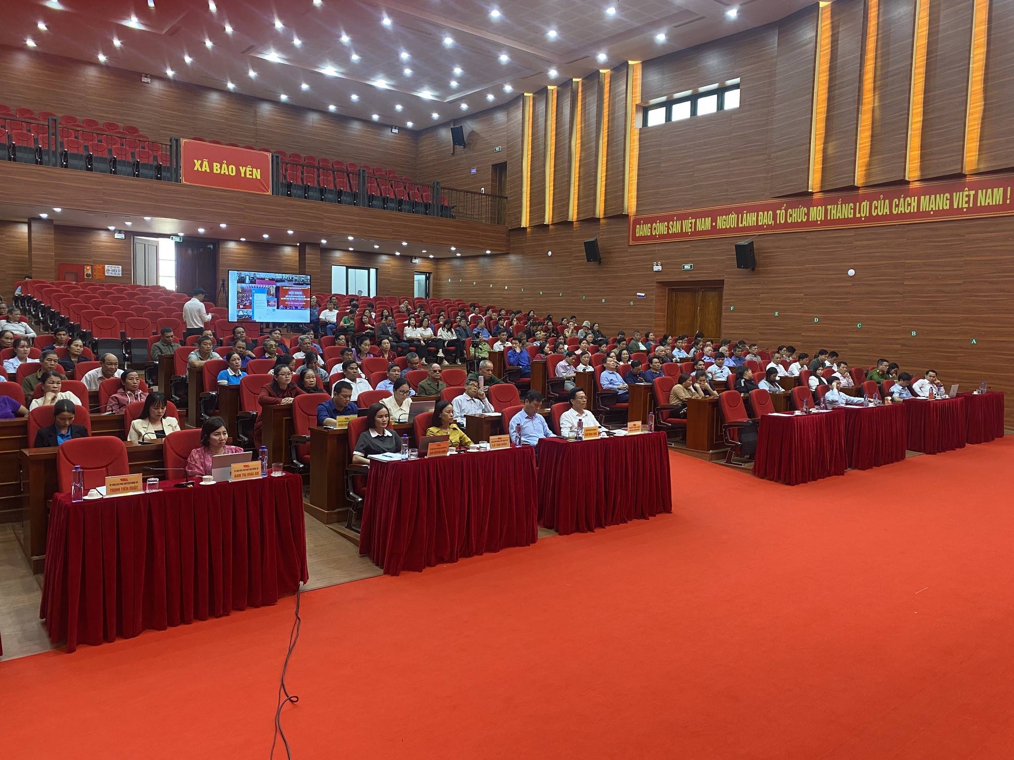 Những người ứng cử đại biểu Quốc hội khóa XVI tại Đơn vị bầu cử số 4 tiếp xúc cử tri tại xã Bảo Yên