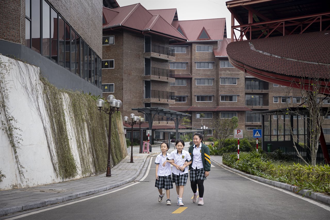 Đồng chí Giàng Thị Dung – Phó Bí thư Tỉnh uỷ, Chủ tịch Uỷ ban Mặt trận Tổ quốc Việt Nam tỉnh dự Lễ công bố hoạt động của trường Ardingly College Vietnam