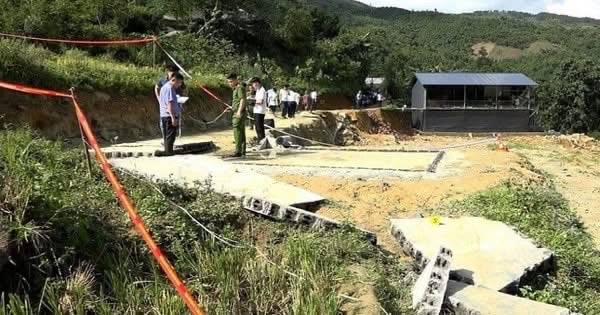 Phó Chủ tịch Thường trực UBND tỉnh Nguyễn Thế Phước thăm, động viên các gia đình nạn nhân vụ sập tường do vỡ bể chứa nước ở xã Gia Hội