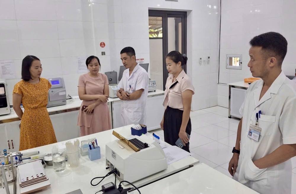 Viện Vệ sinh dịch tễ Trung ương làm việc về hỗ trợ kỹ thuật xét nghiệm HIV tại Lào Cai