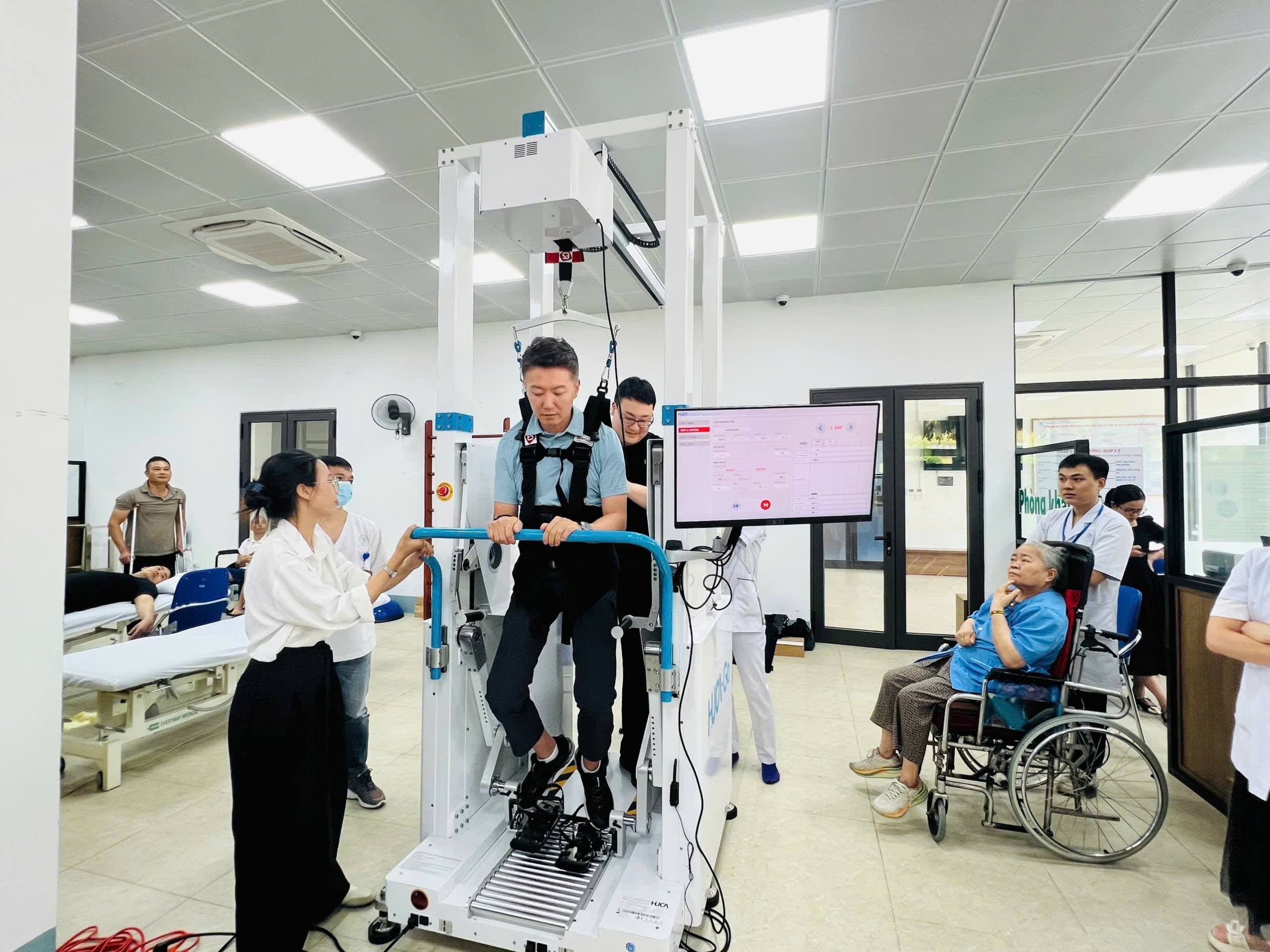 Bệnh viện Phục hồi chức năng Lào Cai tiếp nhận chuyển giao Hệ thống Robot tập phục hồi chức năng