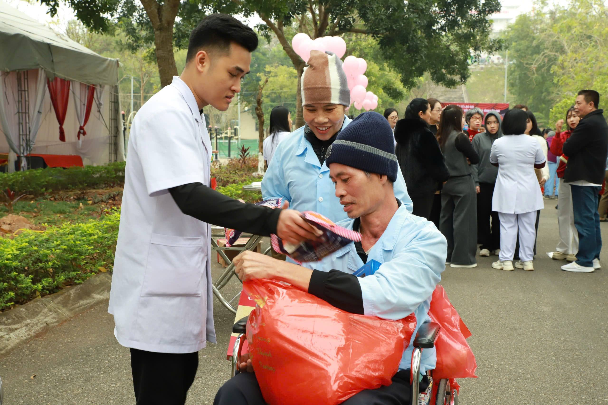 Bệnh viện Lão khoa – Phục hồi chức năng: Tổ chức chương trình Tết dành cho bệnh nhân có hoàn cảnh khó khăn ​