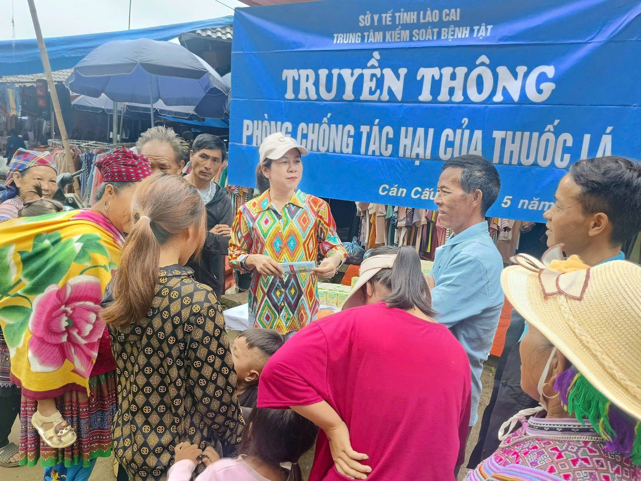 Lào Cai truyền thông trực tiếp tại phiên chợ vùng cao về phòng chống tác hại của thuốc lá