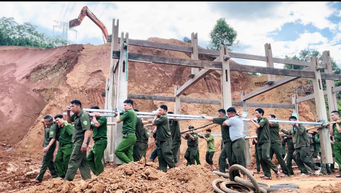 Công an xã Xuân Quang chủ động, tích cực hỗ trợ Nhân dân giải phóng mặt bằng phục vụ dự án đường dây 500 kV Lào Cai - Vĩnh Yên