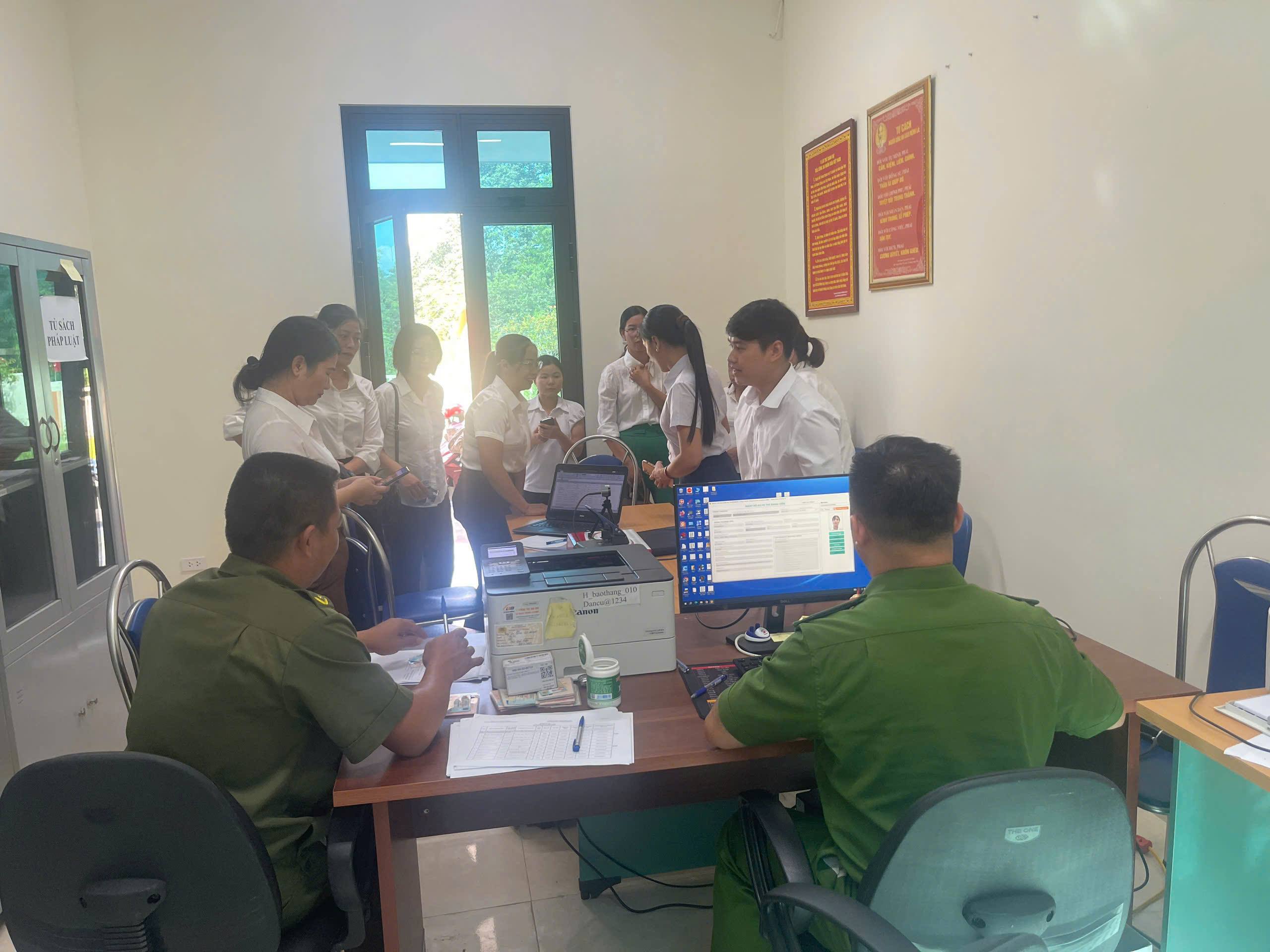 Công an xã Bảo Thắng triển khai đồng bộ, hiệu quả công tác thu nhận thông tin cấp đổi thẻ đảng viên mới