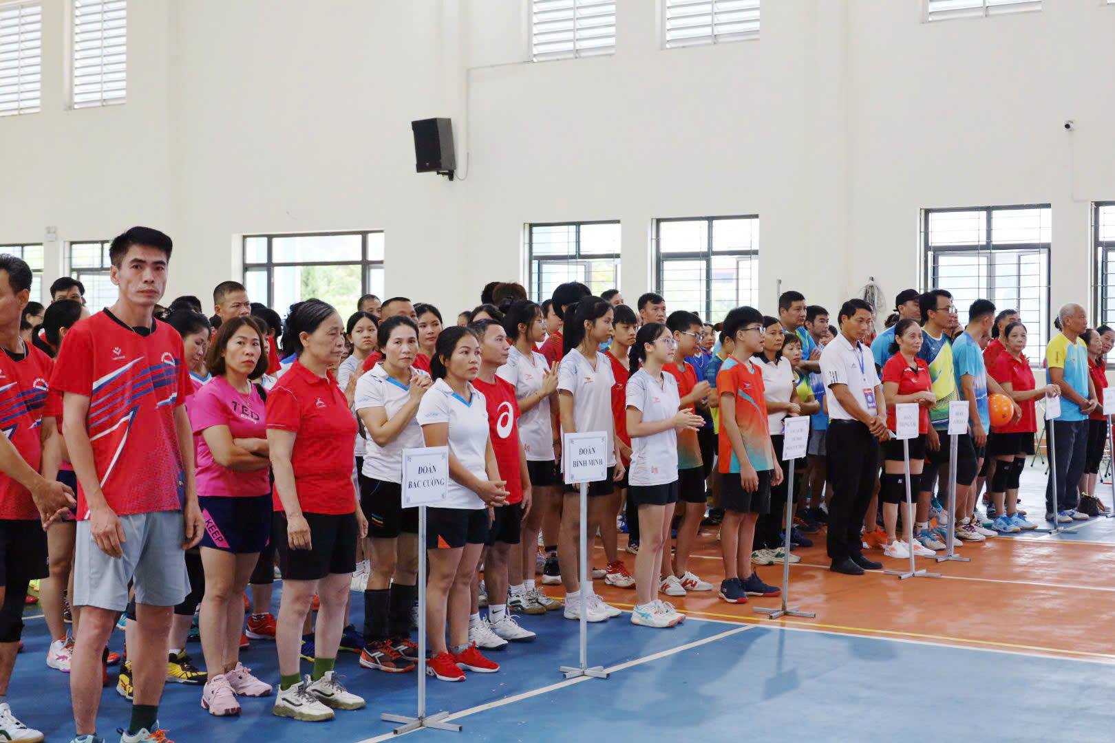 Khai mạc giải bóng chuyền hơi chào mừng Đại hội Đảng các cấp