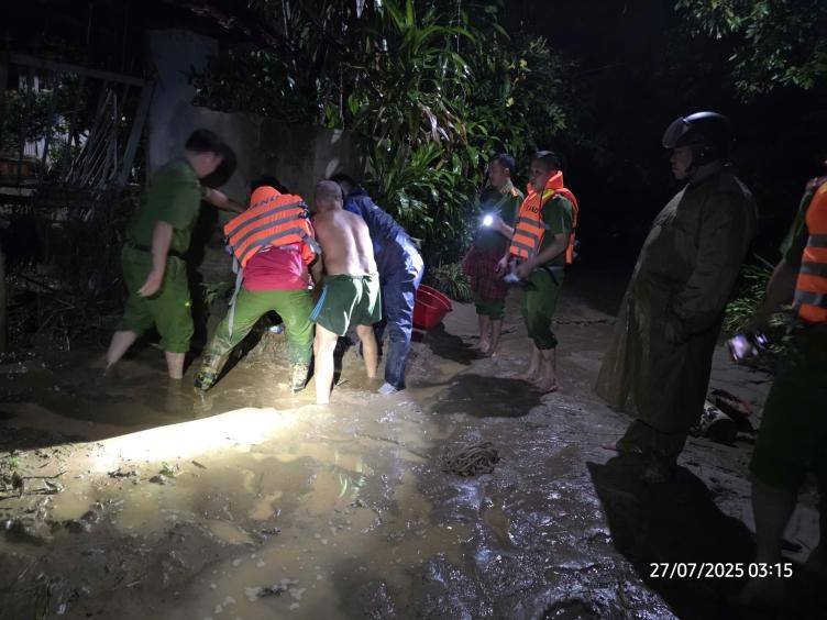 Phường Cam Đường chủ động triển khai công tác ứng phó và khắc phục hậu quả mưa lũ