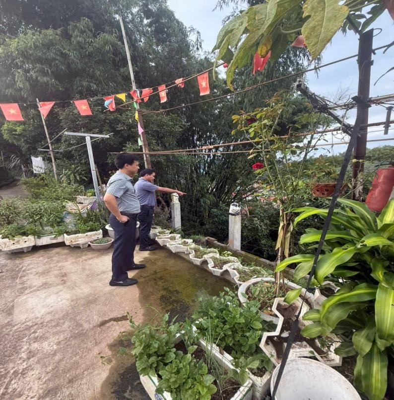 Phó Chủ tịch UBND phường Cam Đường – Nguyễn Duy Tuyến kiểm tra thực địa các khu vực có nguy cơ sạt lở tại Nam Cường và Pom Hán