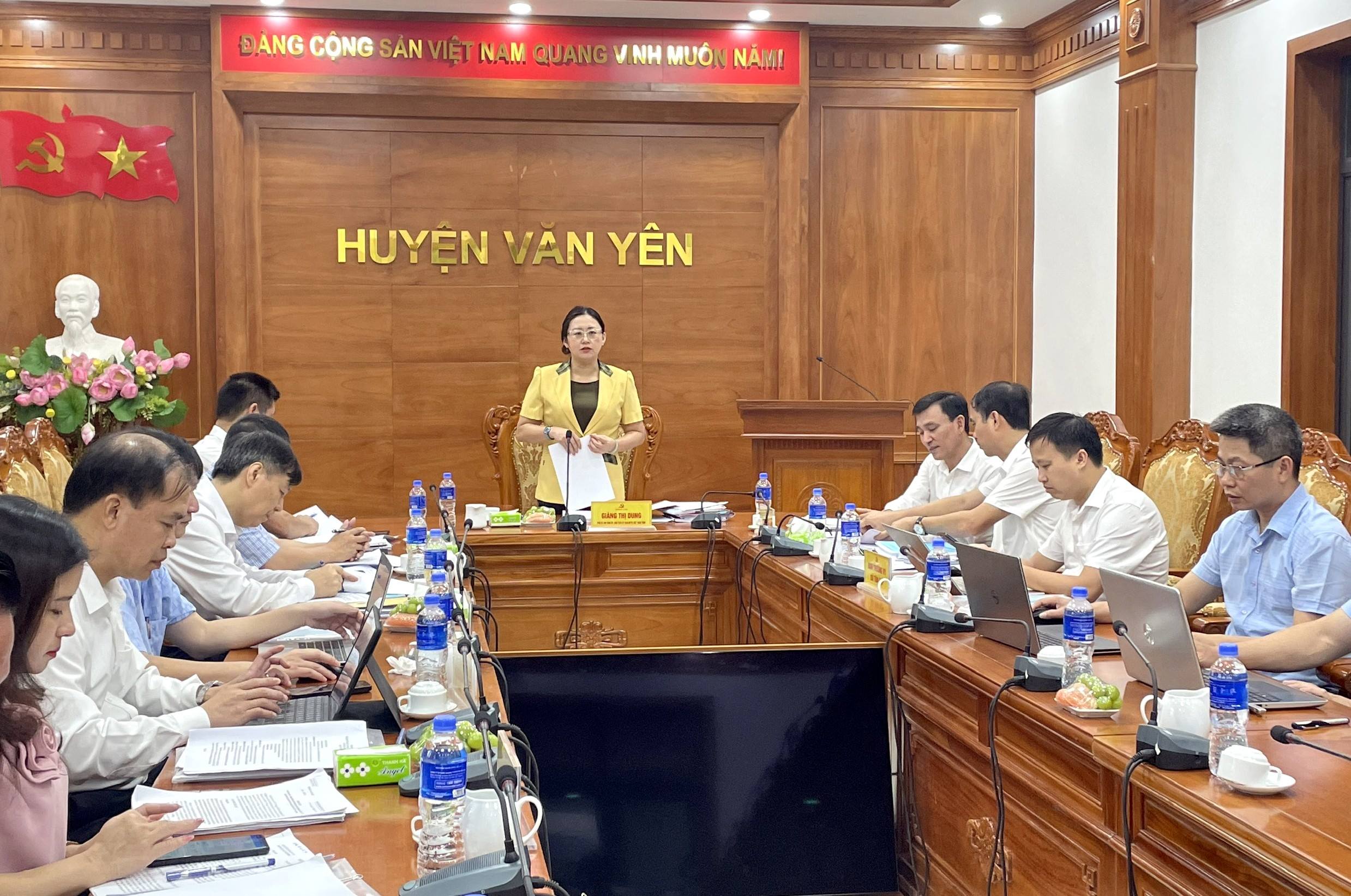 Phó Bí thư Tỉnh uỷ, Chủ tịch Ủy ban Mặt trận Tổ quốc tỉnh Giàng Thị Dung dự họp duyệt văn kiện Đại hội Đảng bộ các xã Tân Hợp, Phong Dụ Hạ