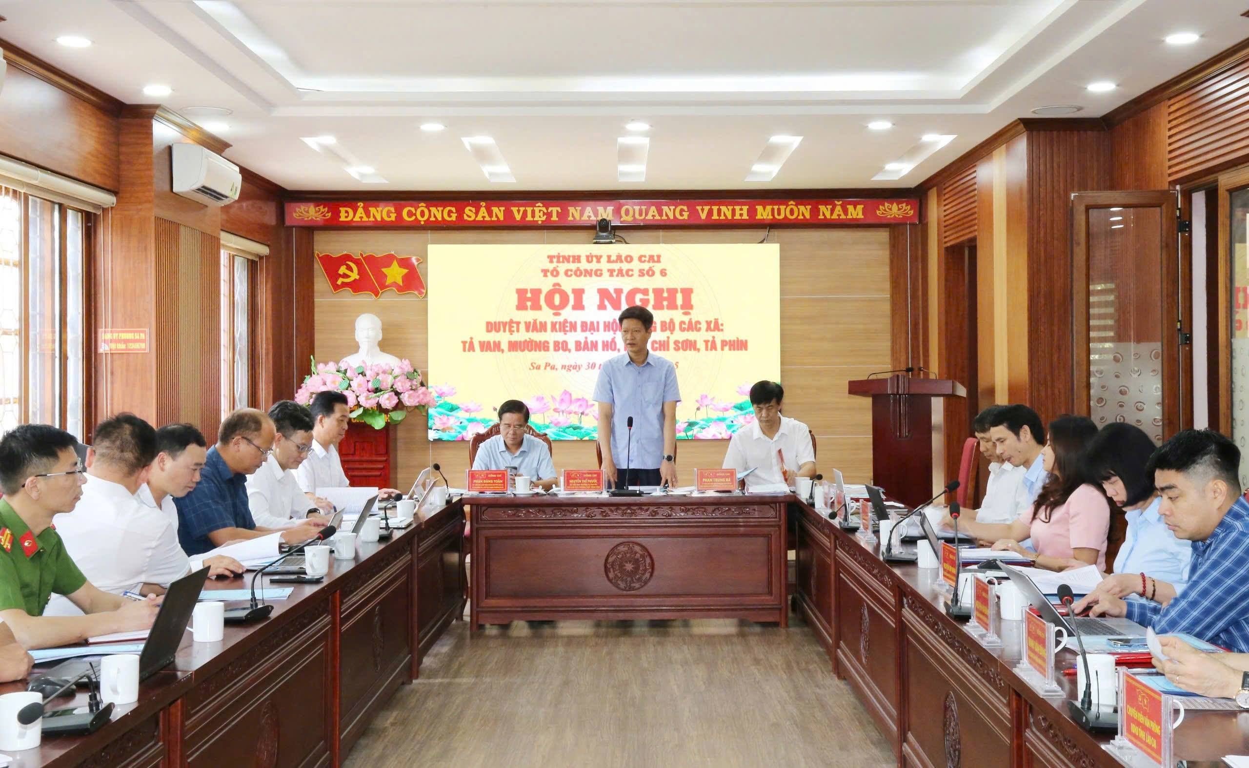 Phó Chủ tịch thường trực UBND tỉnh Nguyễn Thế Phước duyệt văn kiện đại hội các xã Tả Van, Mường Bo, Bản Hồ