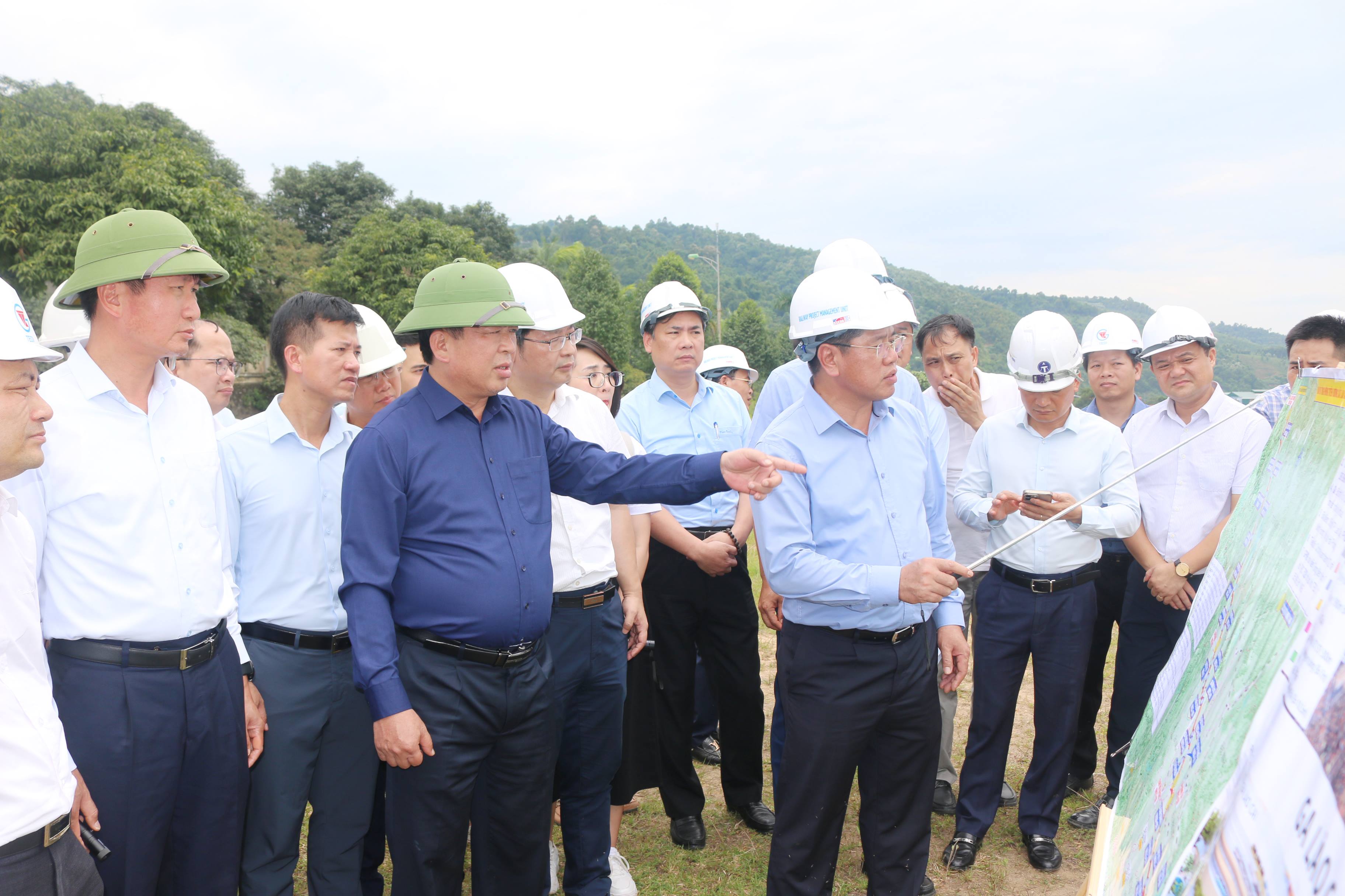 Bộ trưởng Bộ Xây dựng Trần Hồng Minh kiểm tra thực địa Dự án tuyến đường sắt Lào Cai- Hà Nội - Hải Phòng tại tỉnh Lào Cai