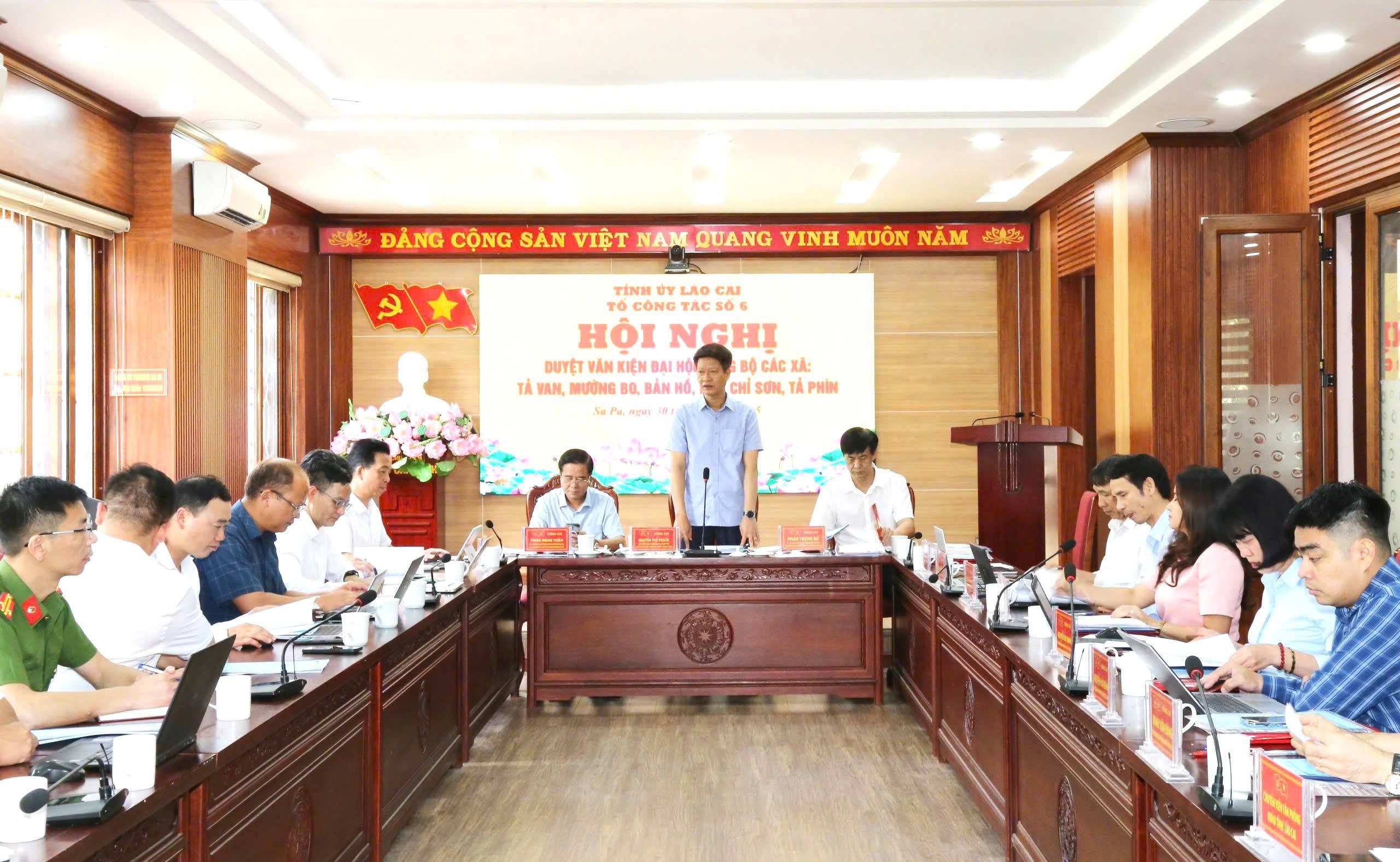 Phó Chủ tịch thường trực UBND tỉnh Nguyễn Thế Phước duyệt văn kiện đại hội các xã Tả Van, Mường Bo, Bản Hồ