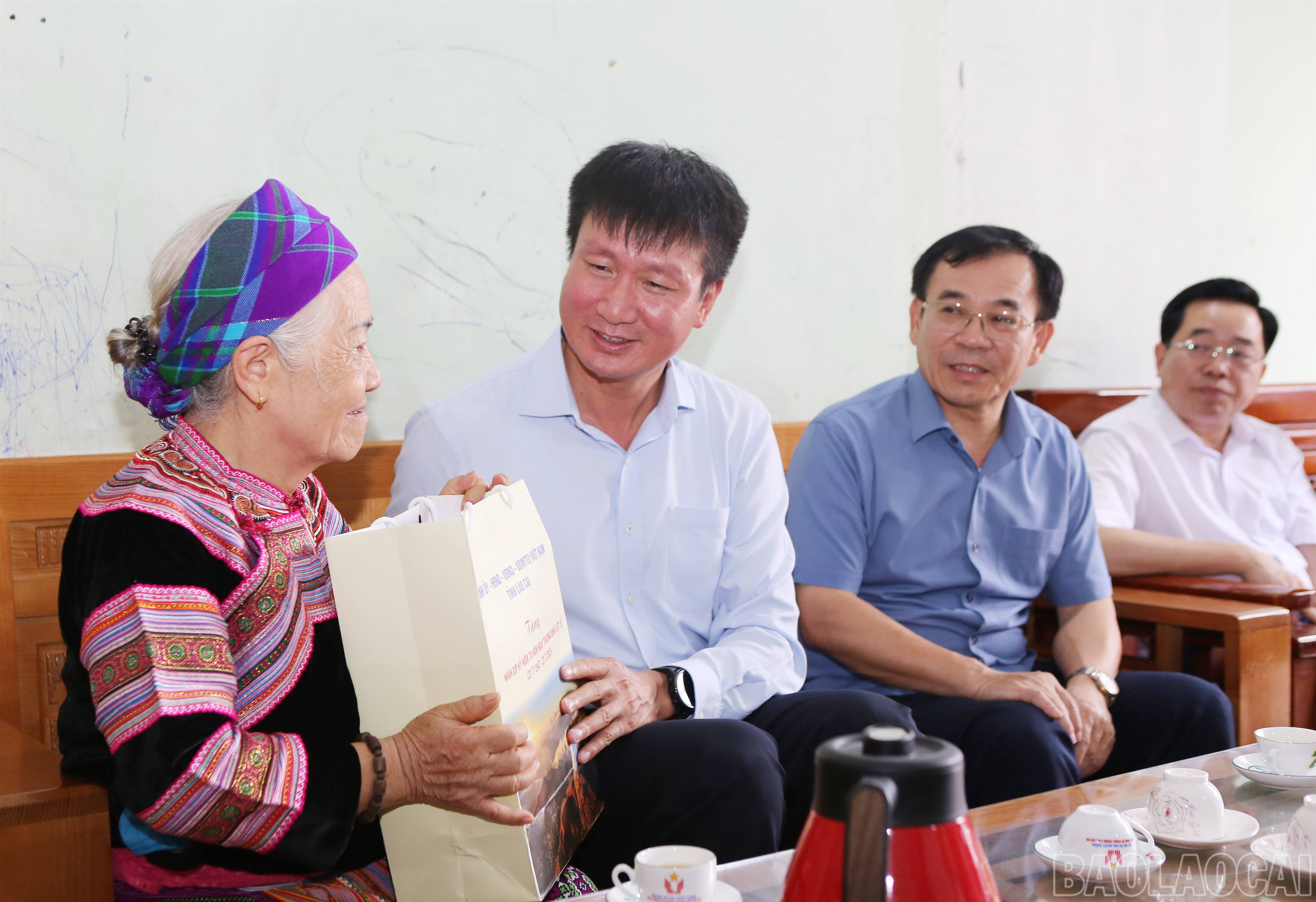 Chủ tịch UBND tỉnh Trần Huy Tuấn thăm, tặng quà các gia đình chính sách, người có công tại phường Cam Đường