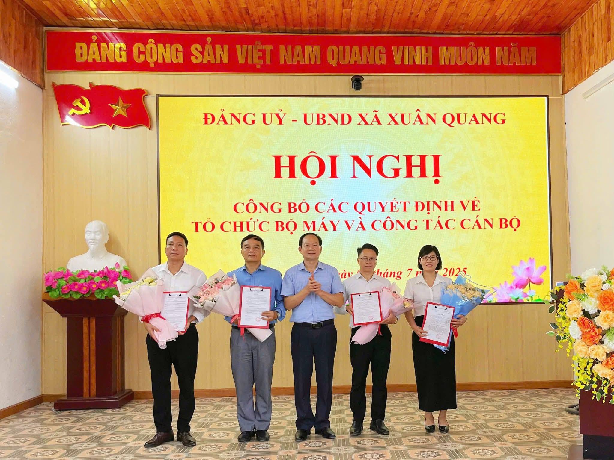 XÃ XUÂN QUANG CÔNG BỐ CÁC QUYẾT ĐỊNH VỀ TỔ CHỨC BỘ MÁY VÀ CÔNG TÁC CÁN BỘ