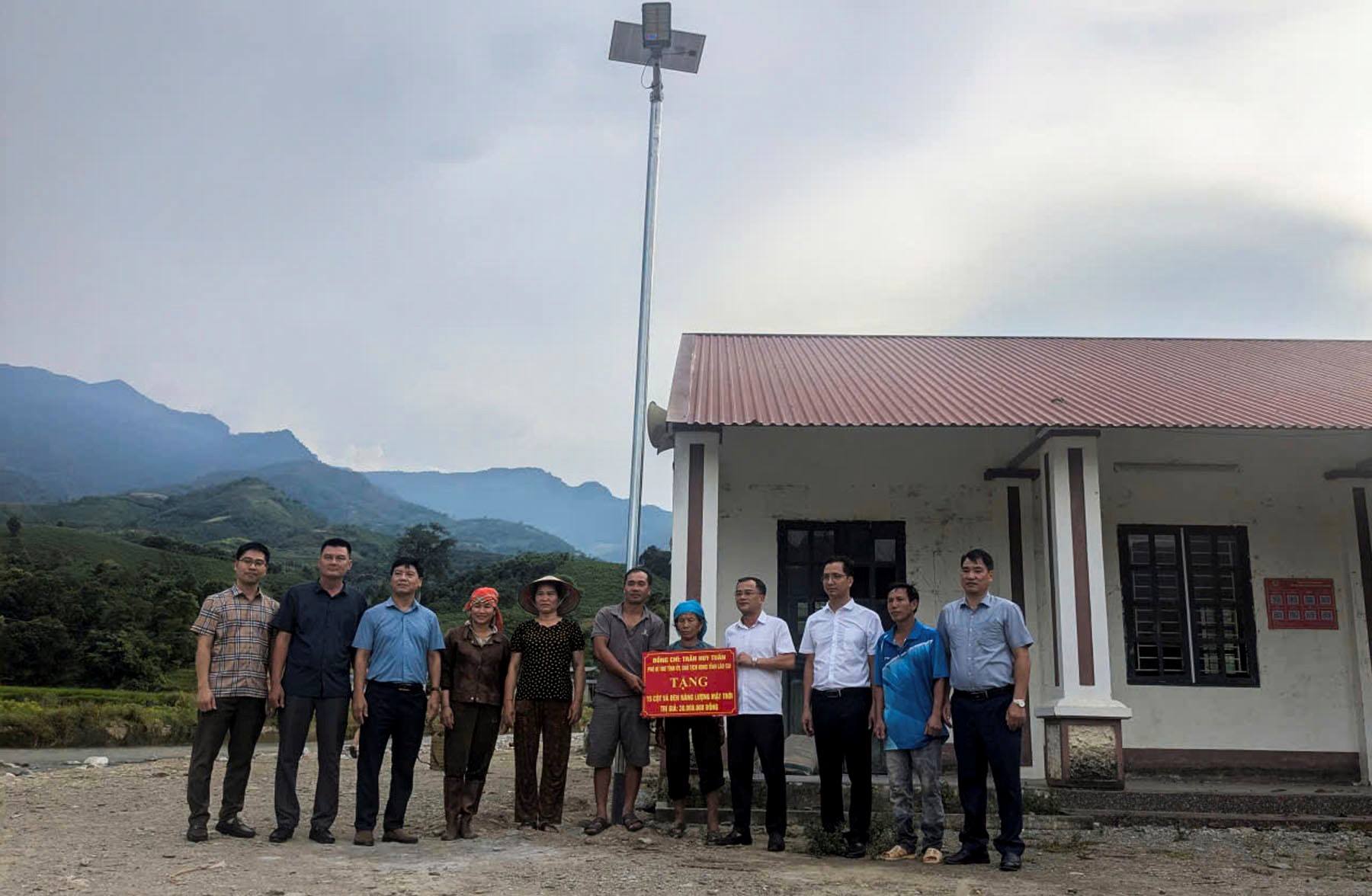 Chủ tịch UBND tỉnh Trần Huy Tuấn trao tặng 15 cột, bóng đèn năng lượng mặt trời cho Nhân dân thôn Bản Trung, xã Trịnh Tường