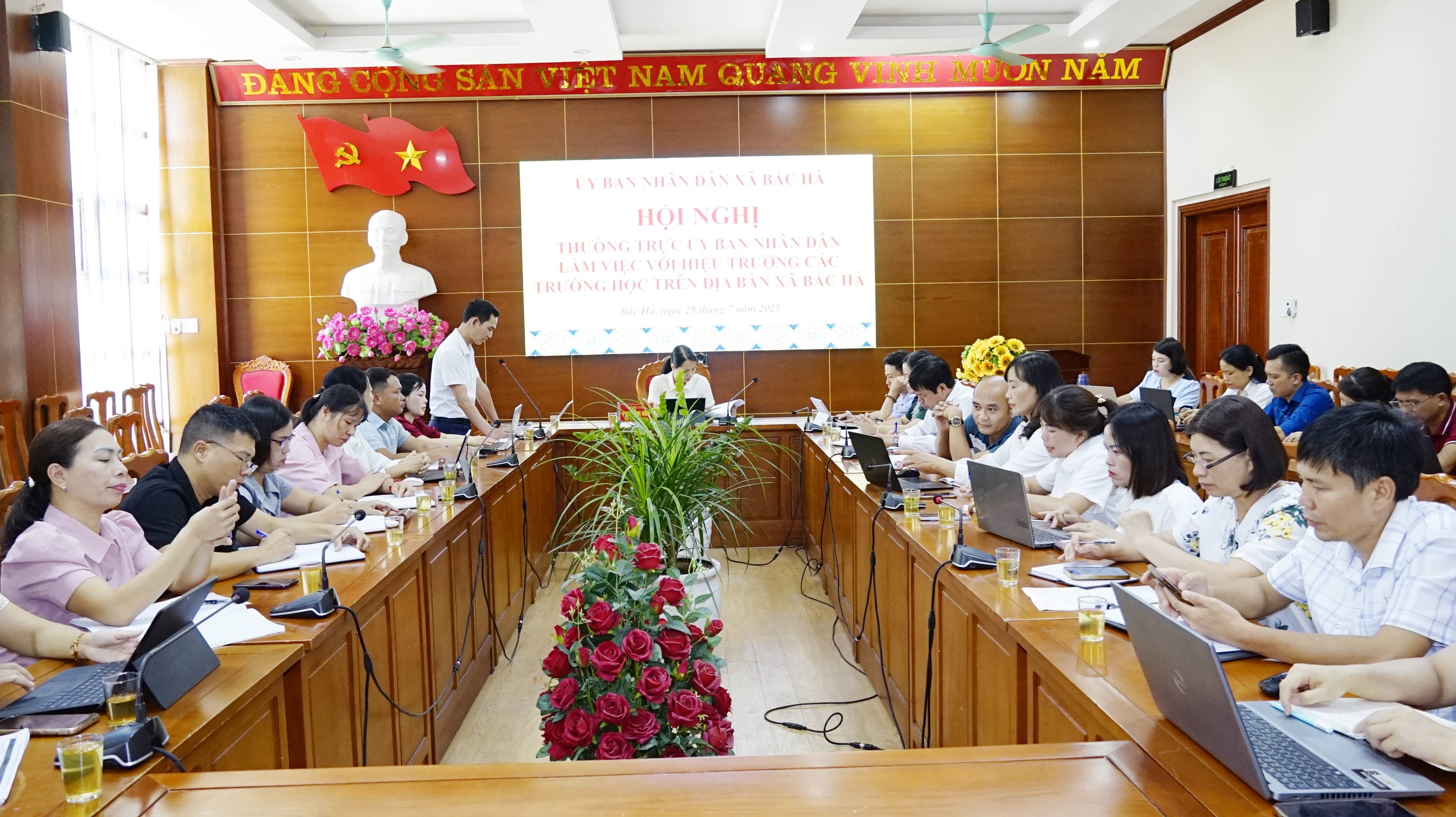 Thường trực UBND xã Bắc Hà làm việc với Hiệu trưởng các trường học trên địa bàn xã
